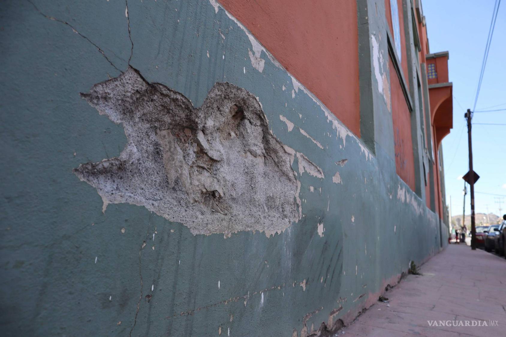 $!Daños en sus paredes presentan algunos planteles de la entidad.