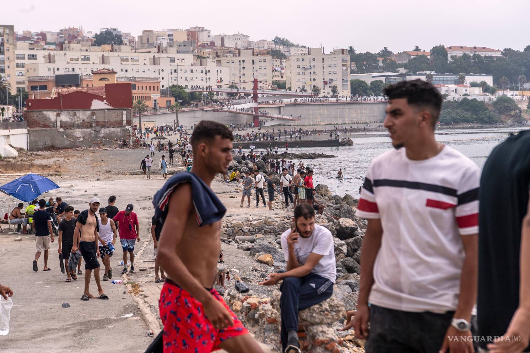 $!Migrantes regresan a Marruecos desde el enclave español de Ceuta, en el norte de África, el 31 de julio de 2026.
