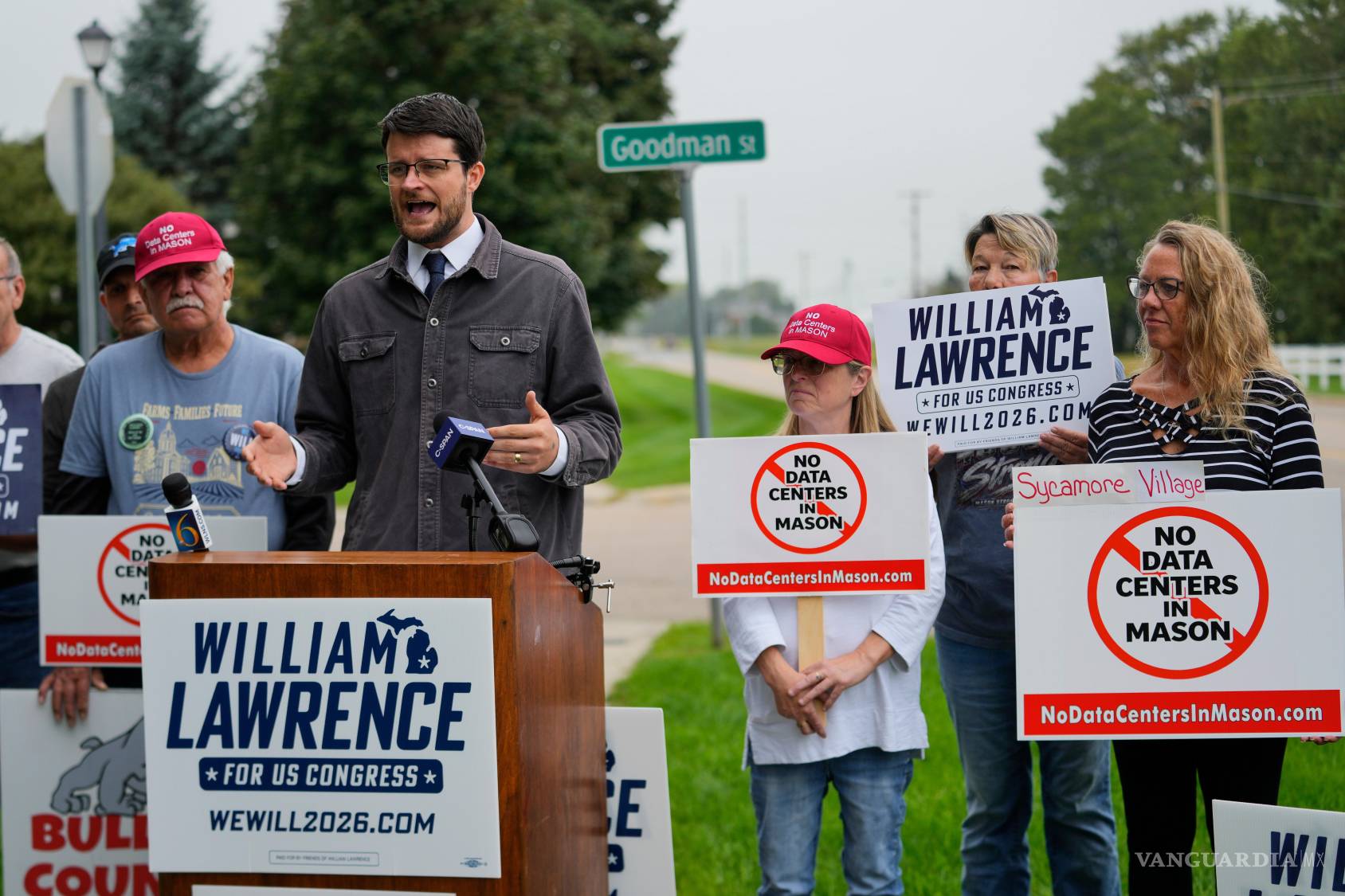 $!William Lawrence, candidato demócrata a la Cámara de Representantes habla sobre IA y centros de datos EN un acto de campaña en Mason, Michigan.