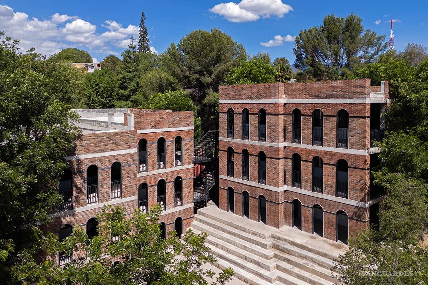 $!Los edificios de ladrillo se integran a los árboles y construcciones que ya formaban parte del terreno.