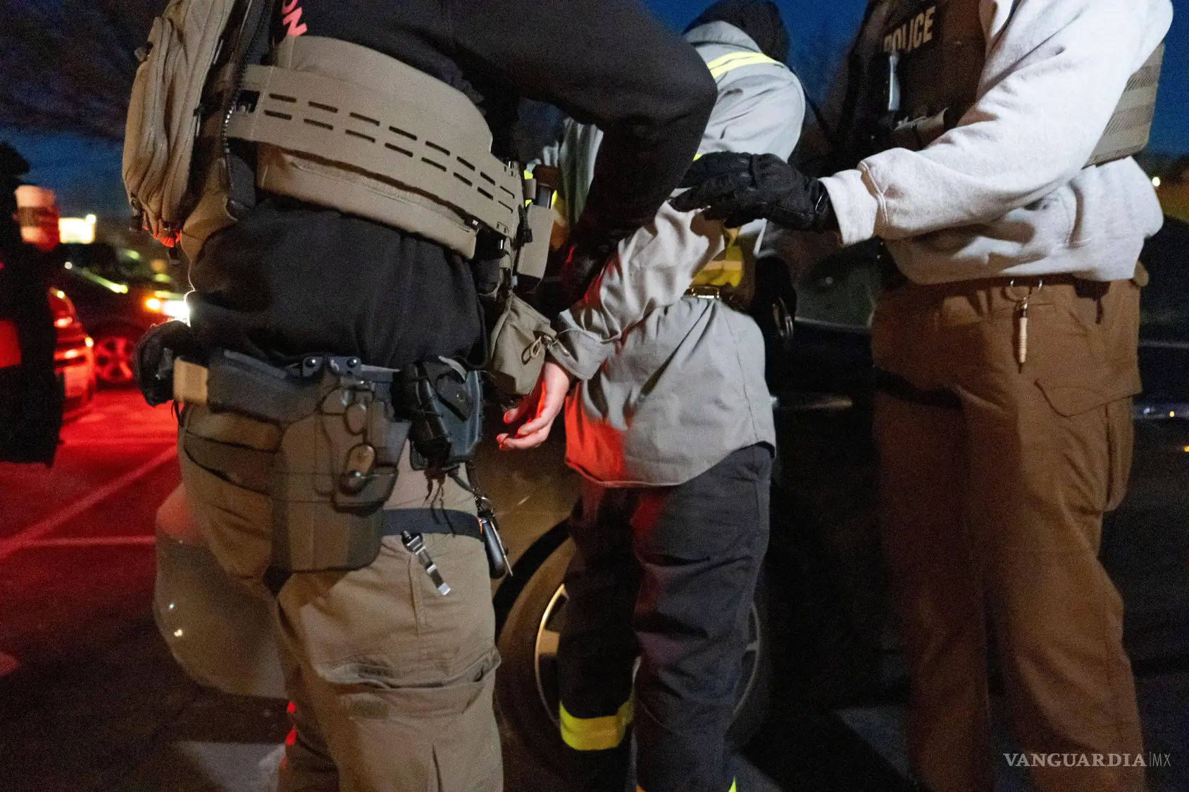 $!Agentes del Servicio de Inmigración y Control de Aduanas de Estados Unidos detienen a una persona, el 27 de enero de 2025, en Silver Spring, Maryland.
