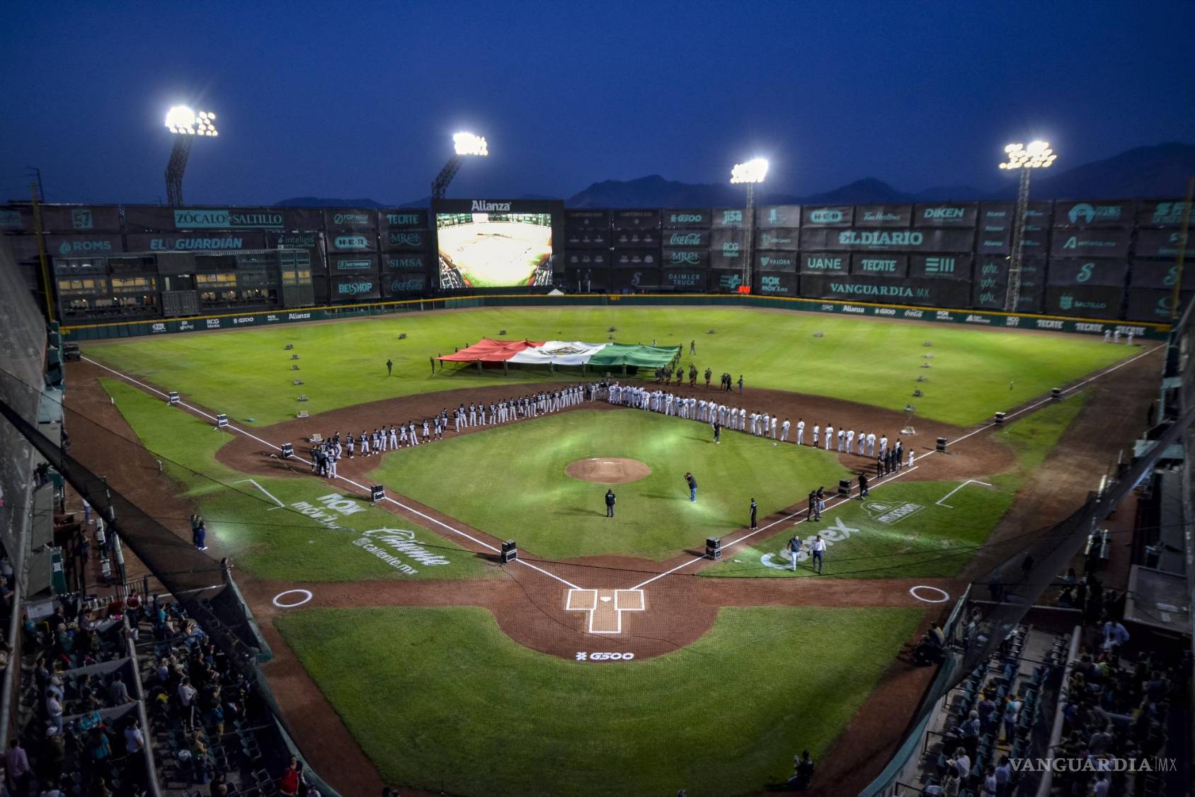 $!Autoridades, militares, jugadores y la cantante Ángela Calvert, estuvieron presentes en la ceremonia realizada en el campo de “La Catedral del Beisbol”.