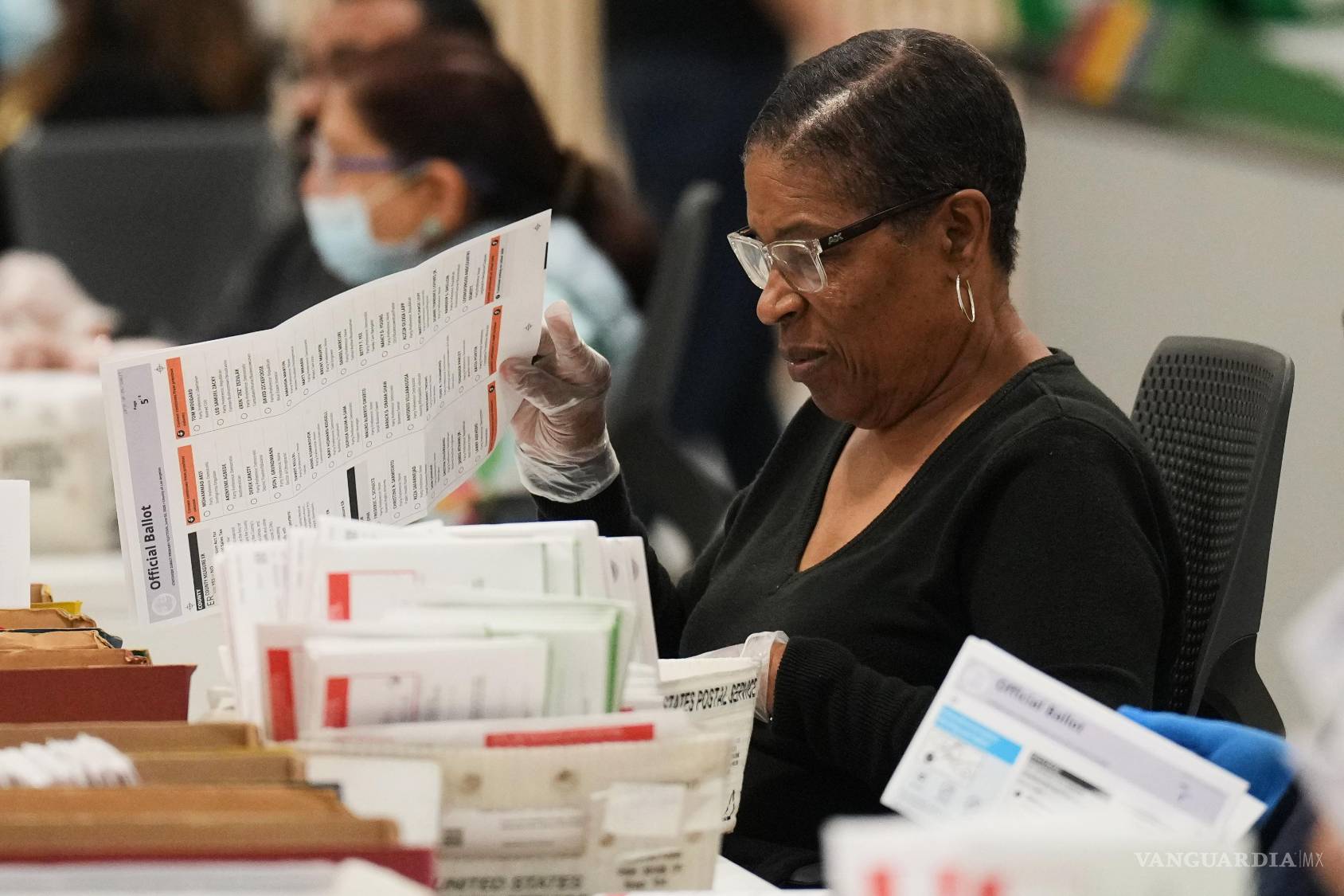 $!Las papeletas son inspeccionadas al día siguiente de las elecciones primarias de California en el Centro de Procesamiento de Papeletas del Condado de Los Ángeles.