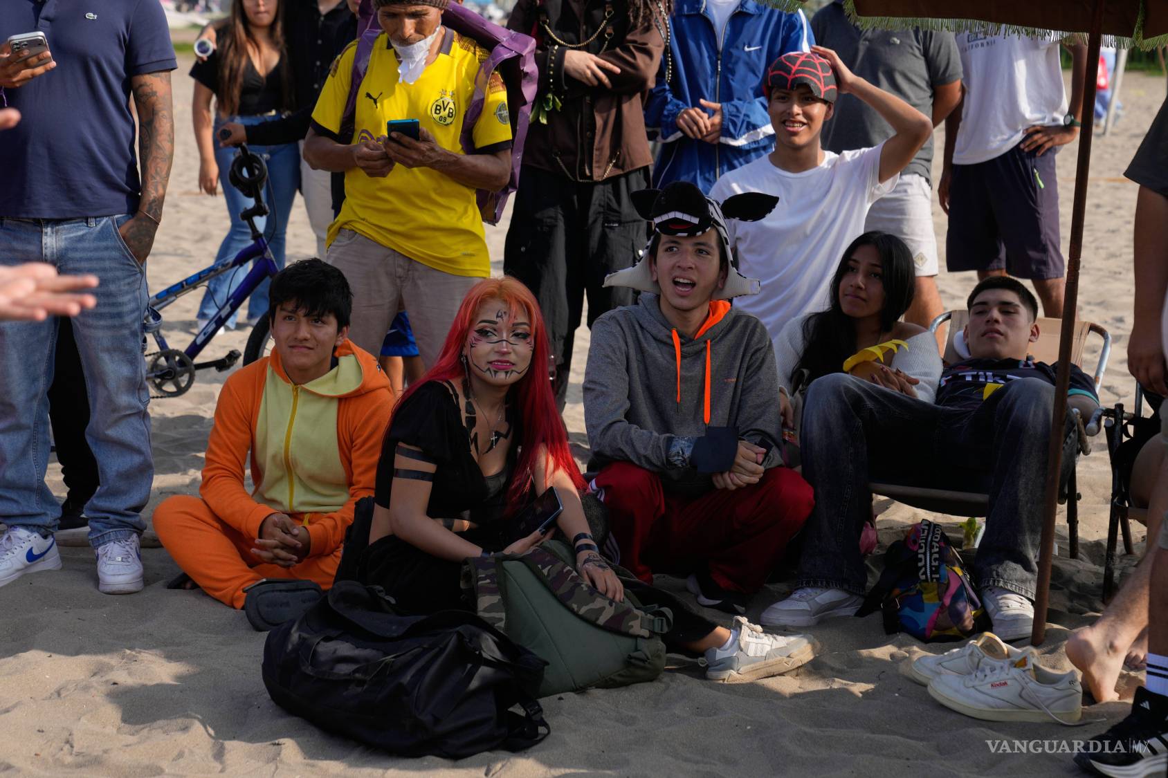 $!Jóvenes esperan su turno para competir en batallas de farmear aura en la playa Las Sombrillas de Lima, Perú.