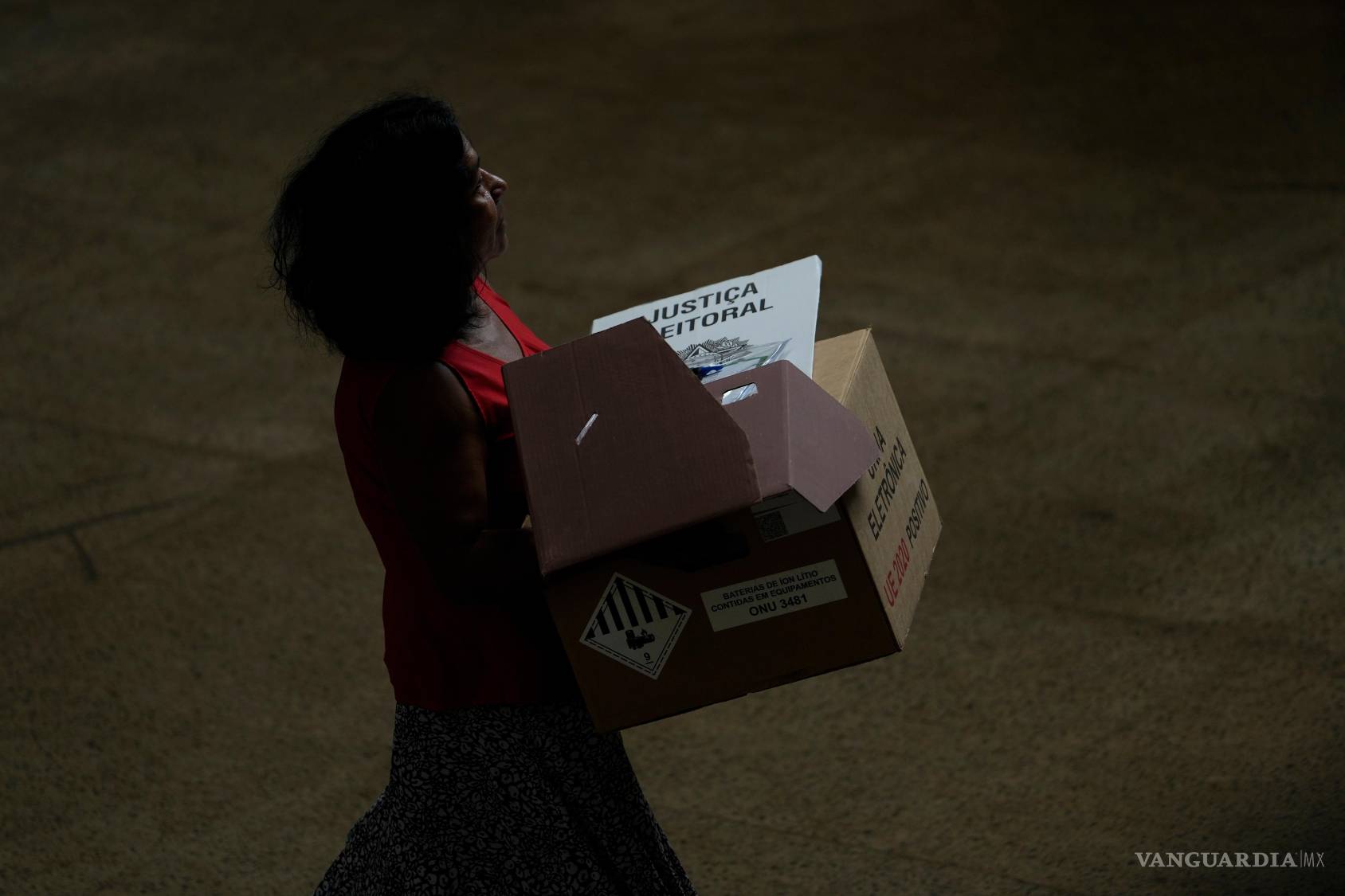 $!Un trabajador electoral transporta una máquina de votación electrónica a un centro de votación, de cara a la segunda vuelta de las elecciones presidenciales en Brasil, en Brasilia, Brasil, el sábado 24 de octubre de 2026. (Foto AP/Eraldo Peres)