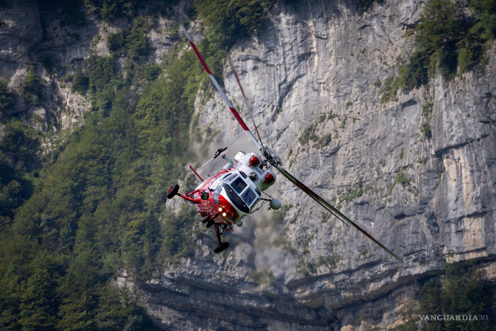 $!El equipo de North Shore Rescue tuvo que descender con cuerdas debido al viento y las rocas.