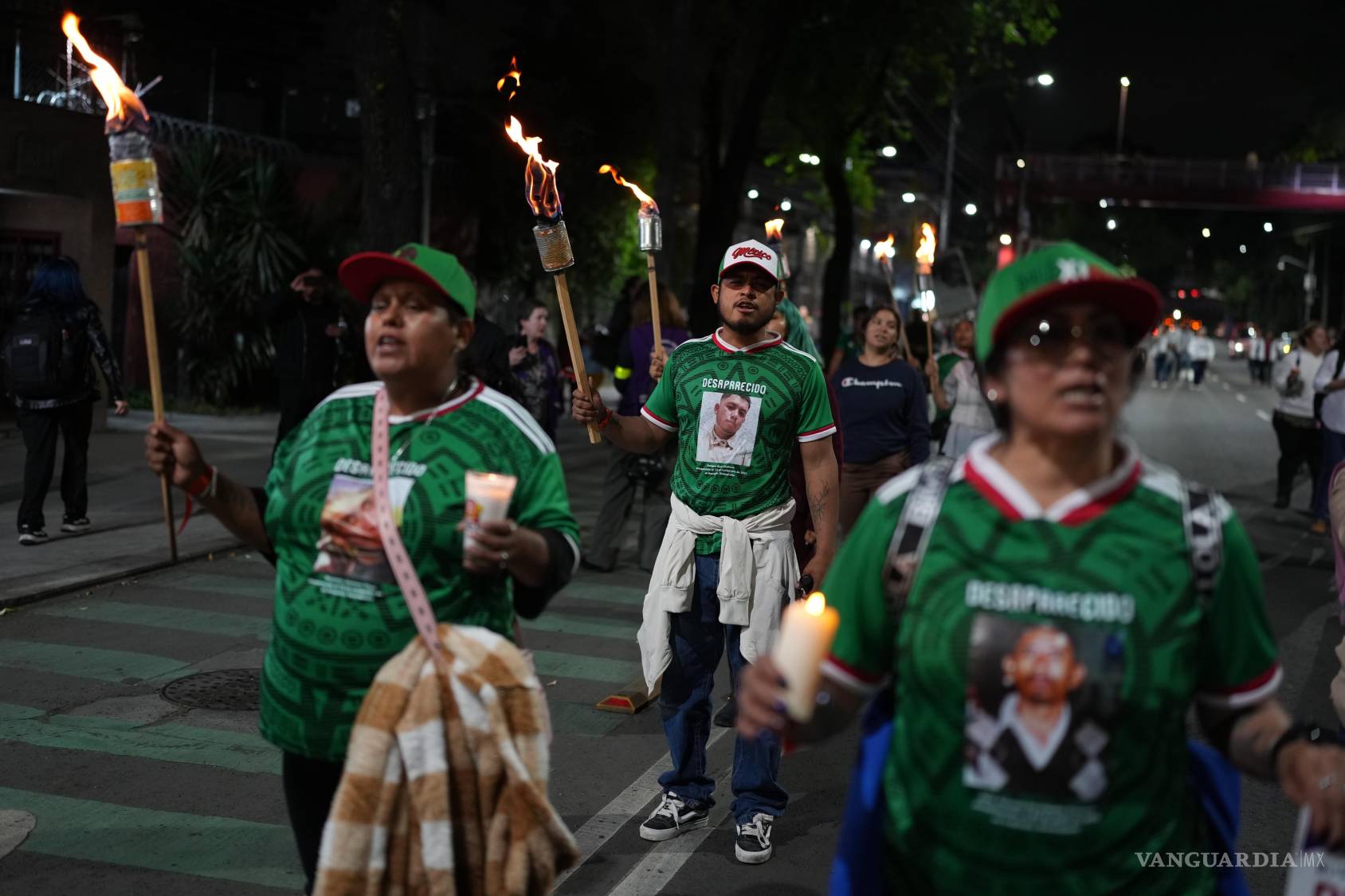 $!Parientes de personas desaparecidas marchan hacia el Estadio Azteca el miércoles 10 de junio de 2026, un día antes de la inauguración del Mundial.