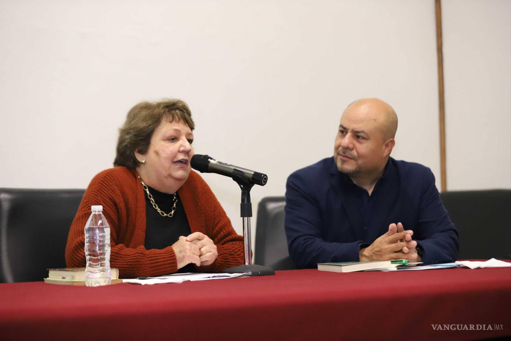 $!Entre archivos e investigaciones, ambos ponentes entregaron al público datos poco comentados sobre el autor.