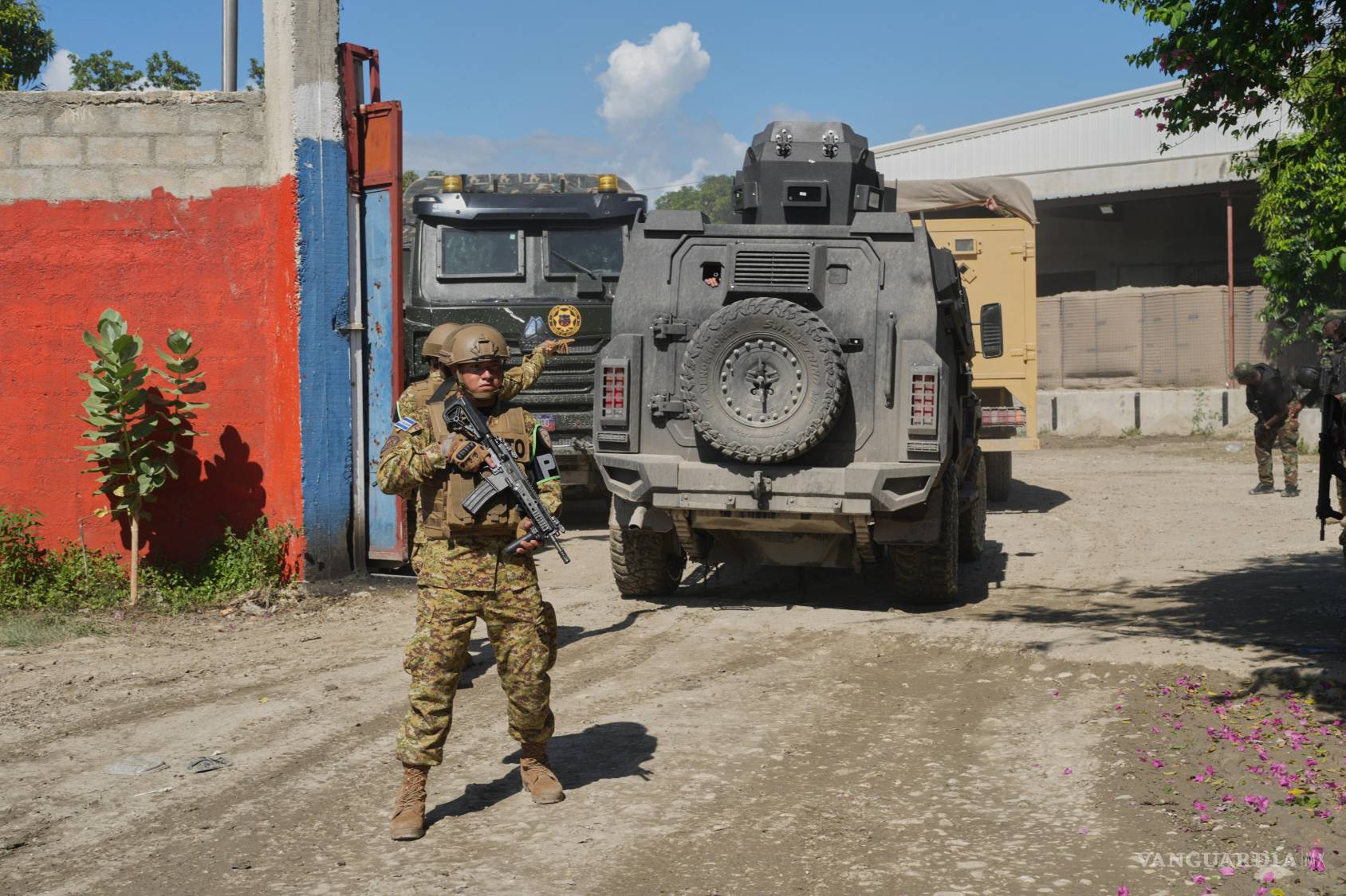 $!Soldados de El Salvador montan guardia mientras un convoy de vehículos blindados con personal militar llega al barrio de Tabarre, en Puerto Príncipe, Haití.