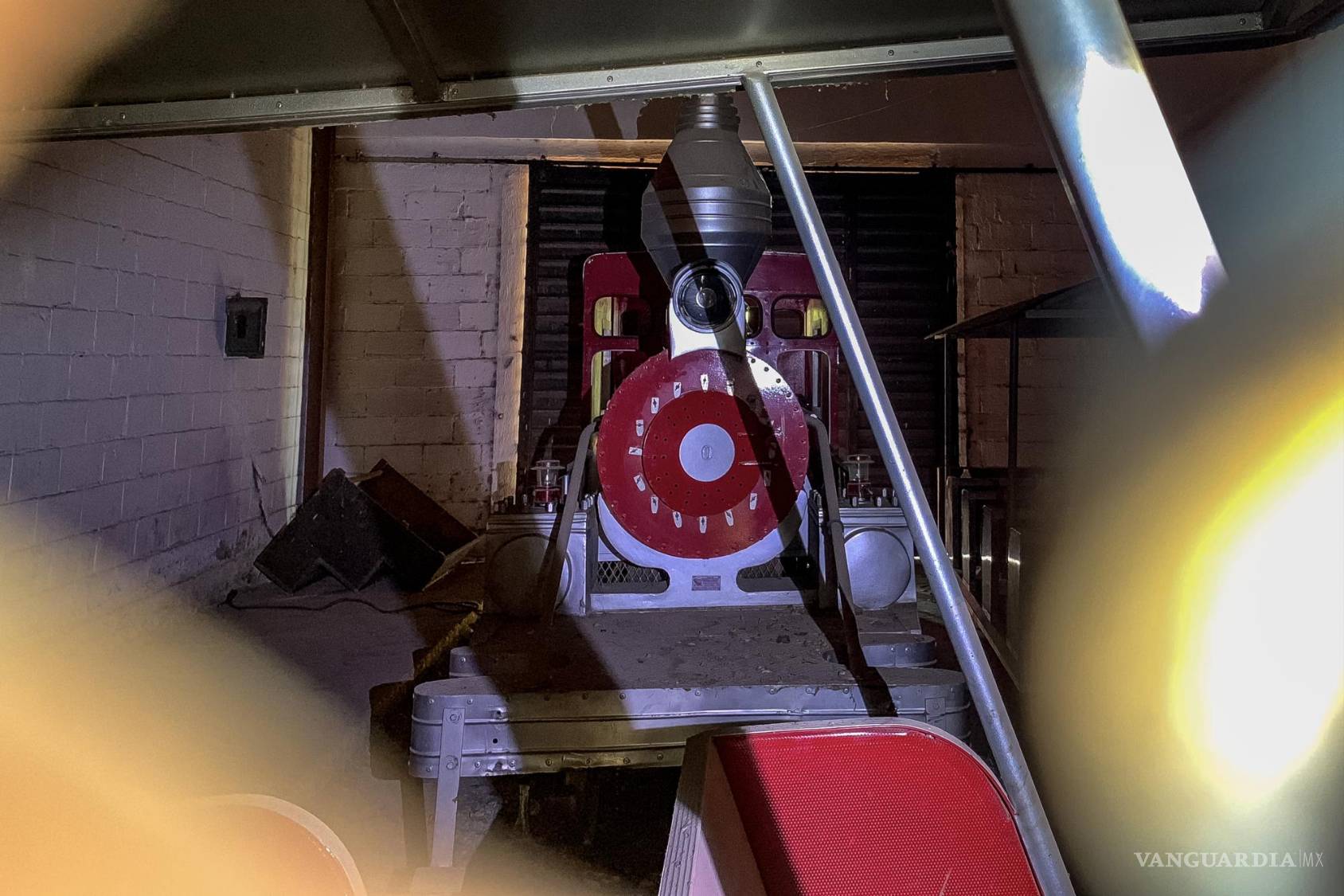 $!La antigua máquina de vapor a escala, ahora olvidada y cubierta de suciedad y óxido, yace en las orillas de la Ciudad Deportiva, un testimonio de tiempos pasados.