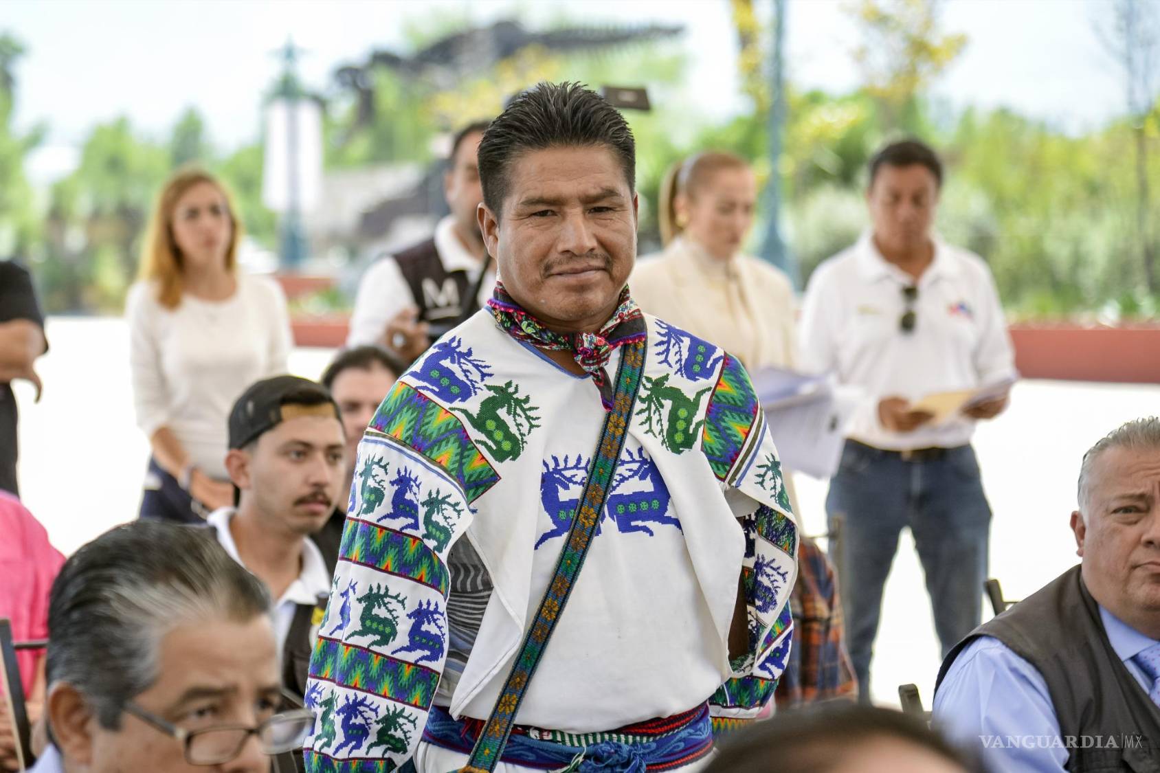 $!El artista wirrárica Mónico Reza decorará la pieza del xoloitzcuintle con arte.