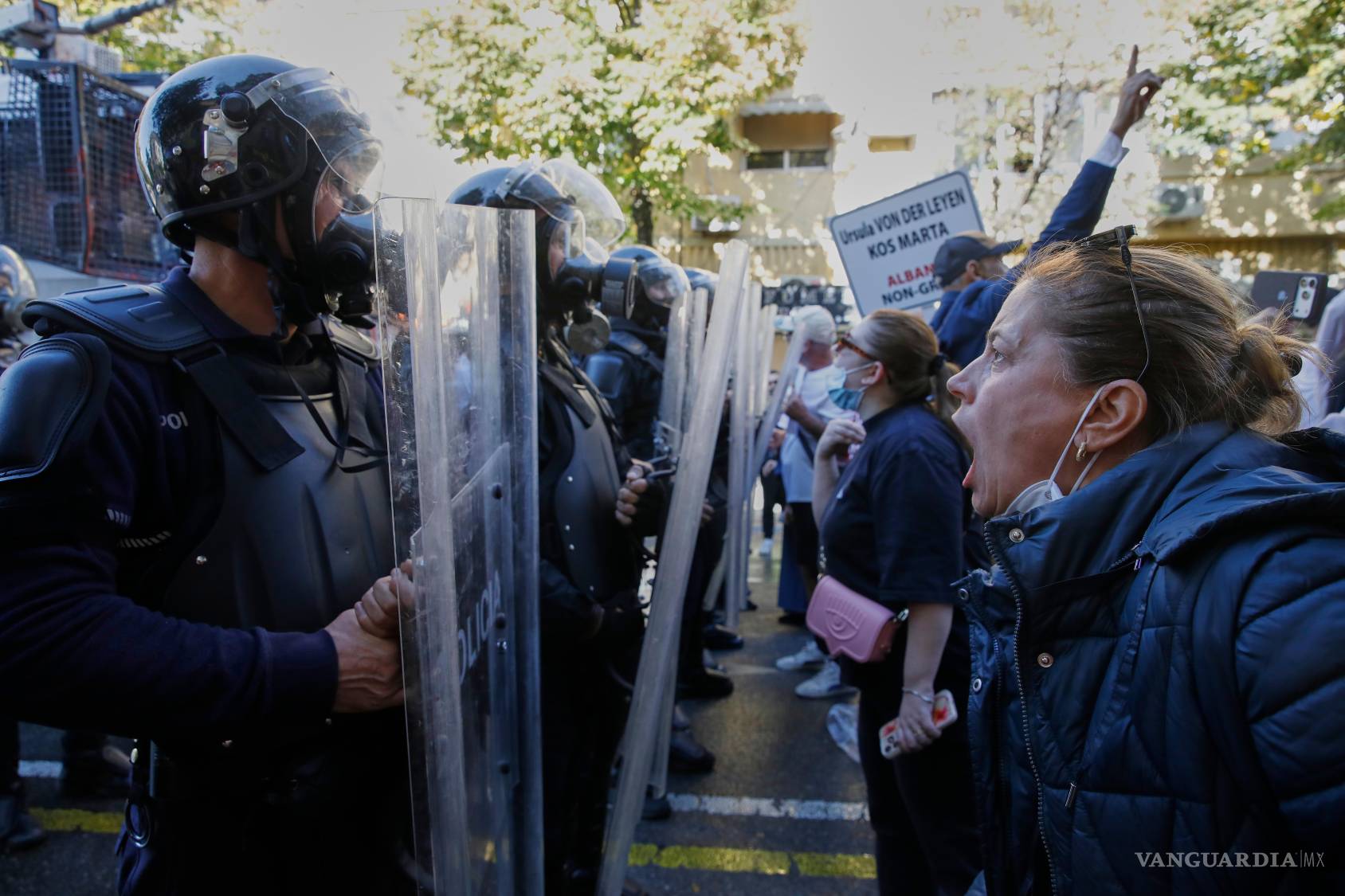 $!Una mujer grita a la policía antidisturbios durante una protesta antigubernamental en Tirana, Albania, el martes 20 de octubre de 2026.