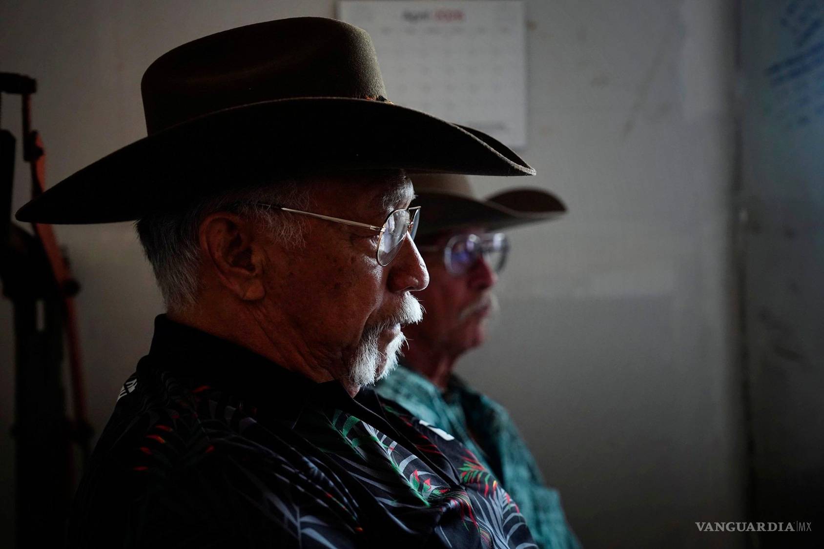 $!James “Tío Jimmy” Duvauchelle y Phillip “Tío Mango” Stephens, junto con otros ganaderos de Molokaʻi, conversan con Honolulu Civil Beat en Kaunakakai, Hawái.