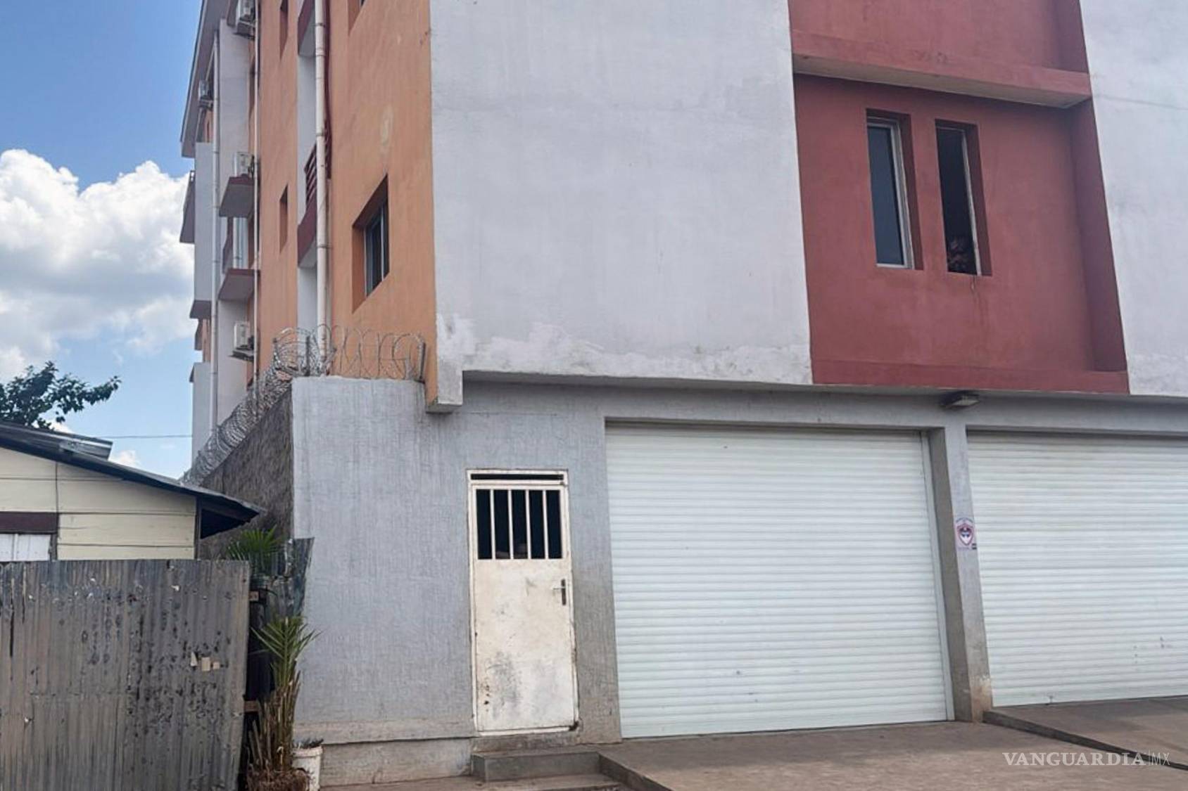 $!Fachada del edificio donde Daniela Fuentes vive junto a otros migrantes en Bangui, República Centroafricana.