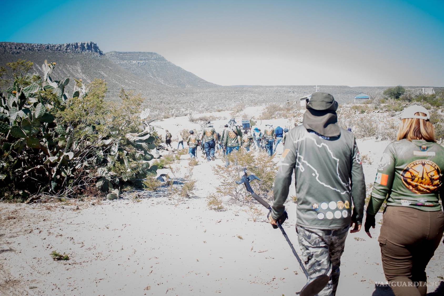 $!El grupo fue dispersándose entre nopales, matorrales y caminos hasta ocupar distintos puntos del terreno.