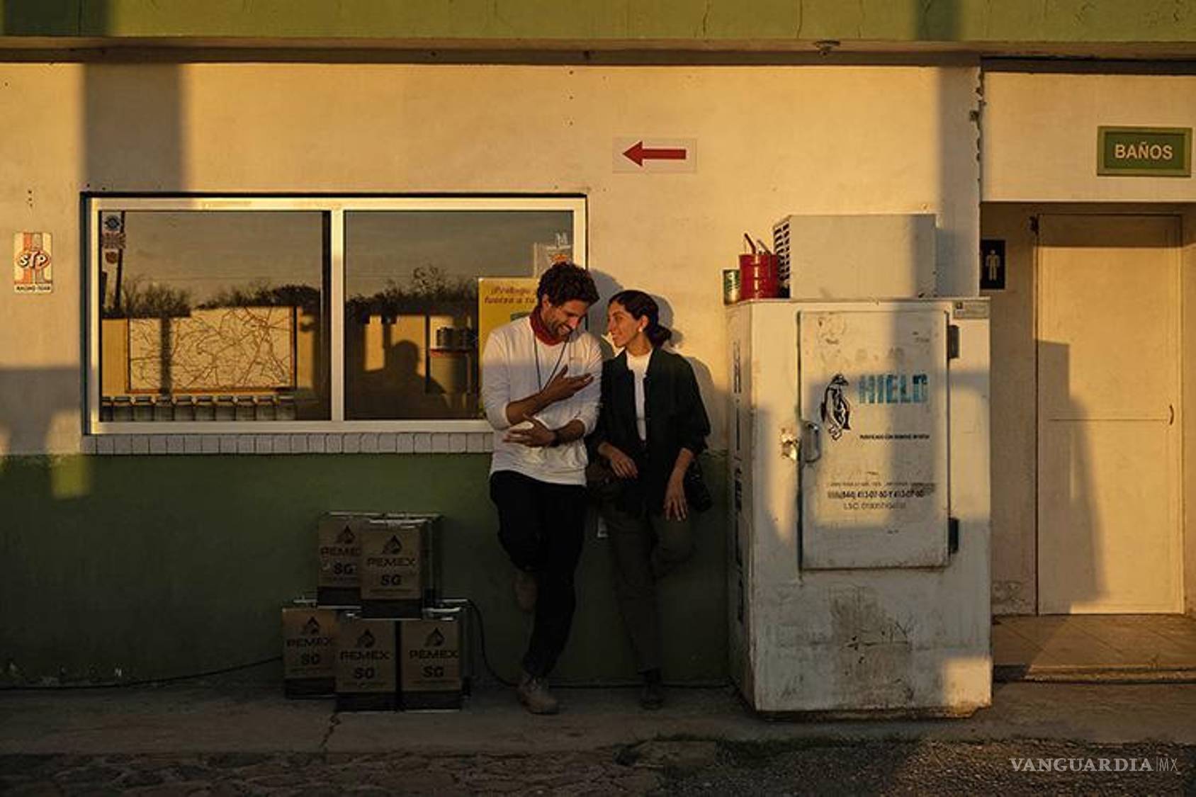 $!Directores mexicanos Santiago y Mariana Arriaga, durante las grabaciones de la película A cielo abierto.