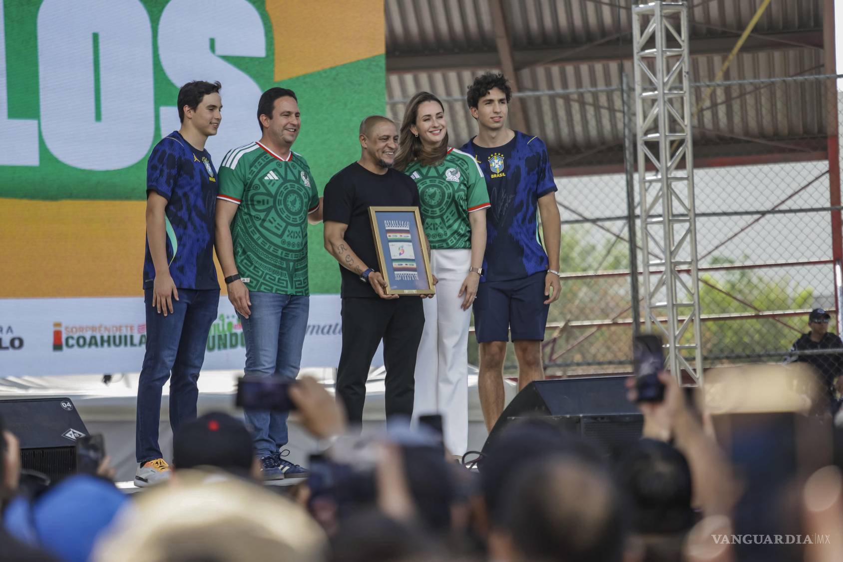 $!Roberto Carlos, legendario jugador de la selección brasileña visita Saltillo, invitado por el alcalde Javier Díaz.