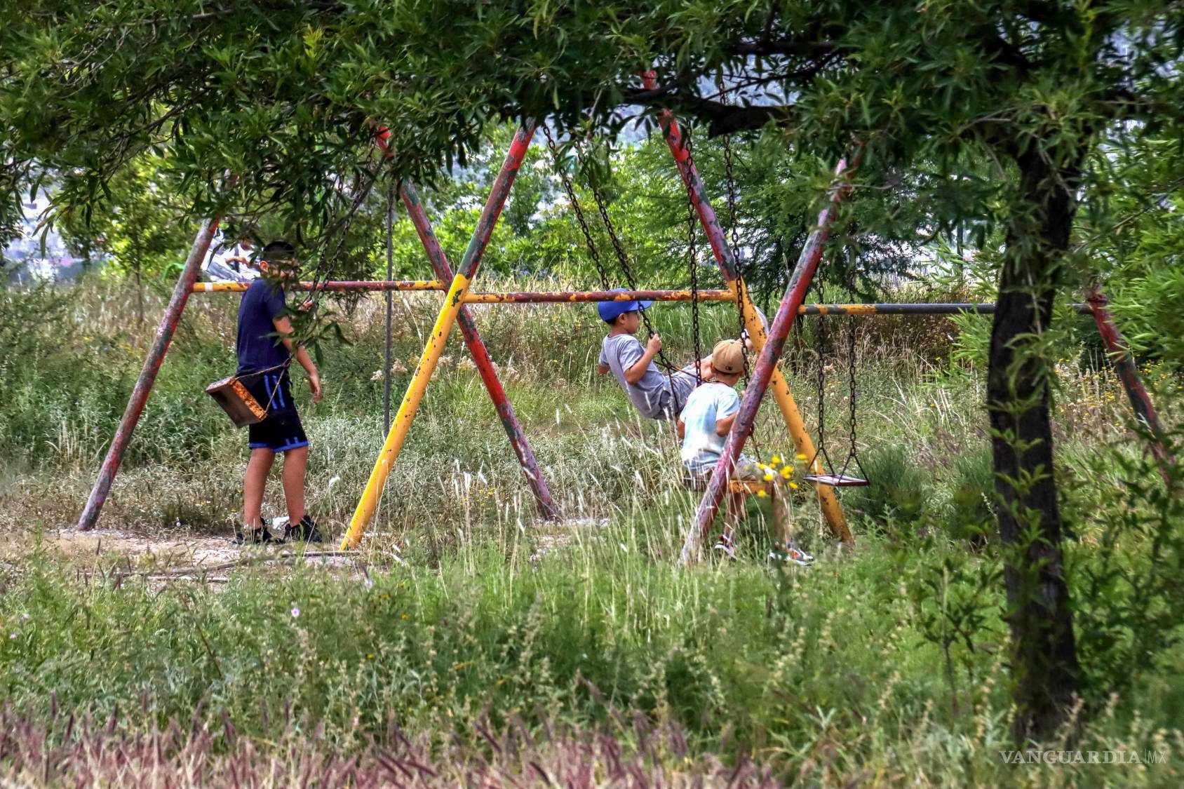 $!A los niños no les importa que los juegos estén en malas condiciones rodeados de maleza crecida. El Parque V. Carranza, al sur de la ciudad, se ha puesto en la mira de la ciudadanía, que lo ve como un buen lugar para salir a divertirse, pero que necesita atención y mantenimiento por parte de la autoridad para que vuelva a las glorias del pasado.