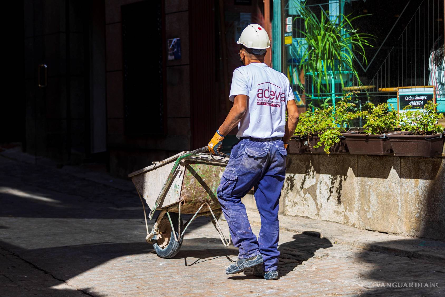 $!Los sectores que implican labores presenciales o físicas, como la salud, la construcción o la educación, apenas sufrirán destrucción de empleo tras la llegada de la inteligencia artificial, según el Foro Económico Mundial.