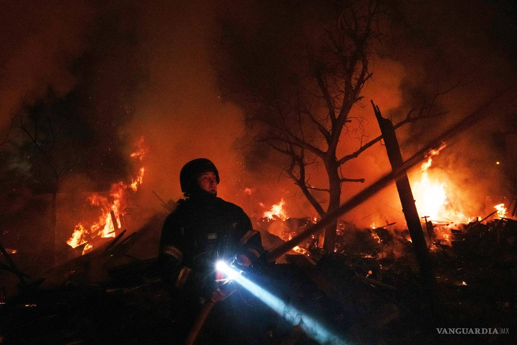 $!Un bombero en un complejo alcanzado por un ataque en Járkov, en el norte de Ucrania, el 12 de octubre de 2026. Moscú no está ganando en el campo de batalla; en cambio, está aprovechando la oportunidad para infligir un inmenso sufrimiento humano en las ciudades ucranianas. (Mauricio Lima/The New York Times)