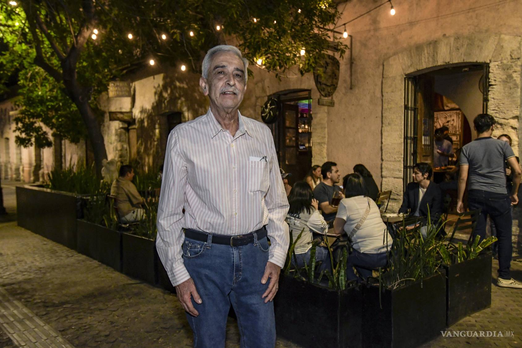 $!Alejandro Cerecero pinta ‘el teatro del mundo’ en su exposición número 20 en el Cerdo de Babel de Saltillo