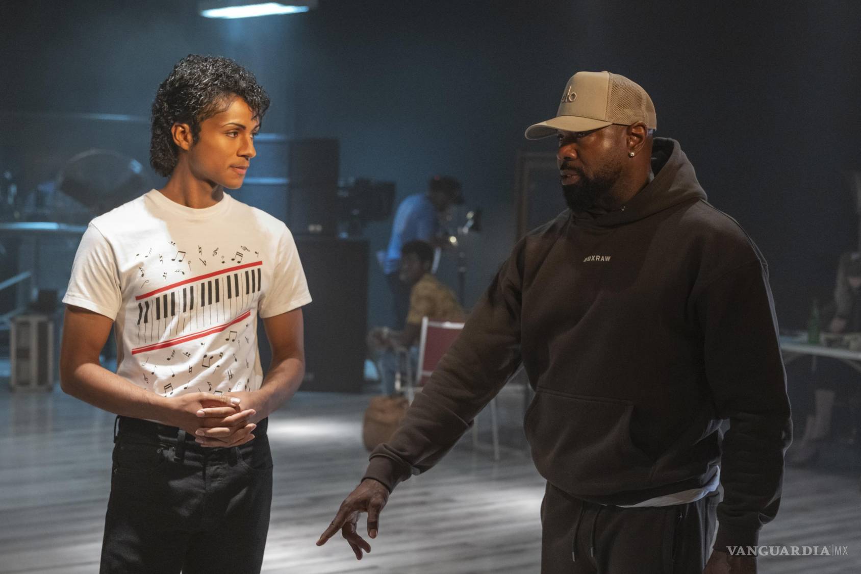 $!Jaafar Jackson, actor que interpreta a Michael Jackson y el director Antoine Fuqua en el rodaje de `Michael´.