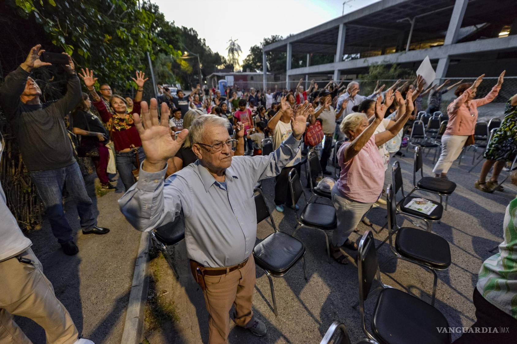 $!Voluntarios y vecinos trabajaron en la protección del nogal.