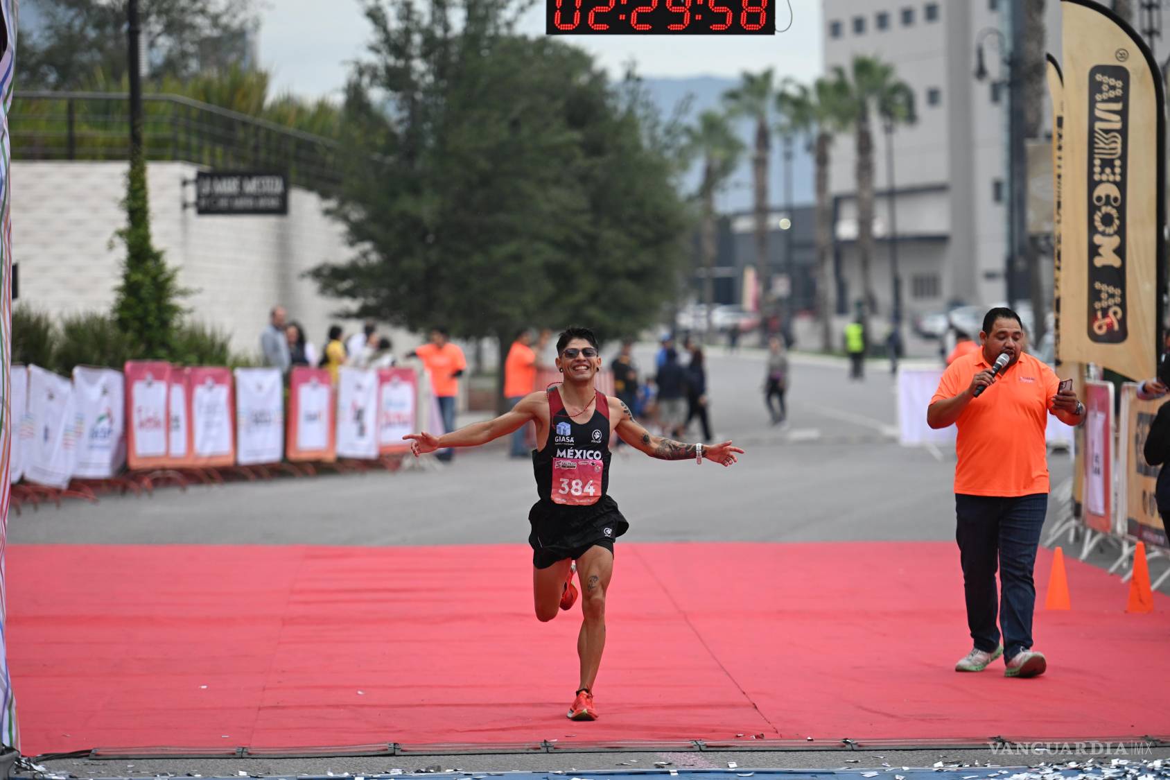 $!El saltillense Gerardo Emmanuel Armendáriz González terminó segundo absoluto con 2:29:57, por debajo de las dos horas y media.