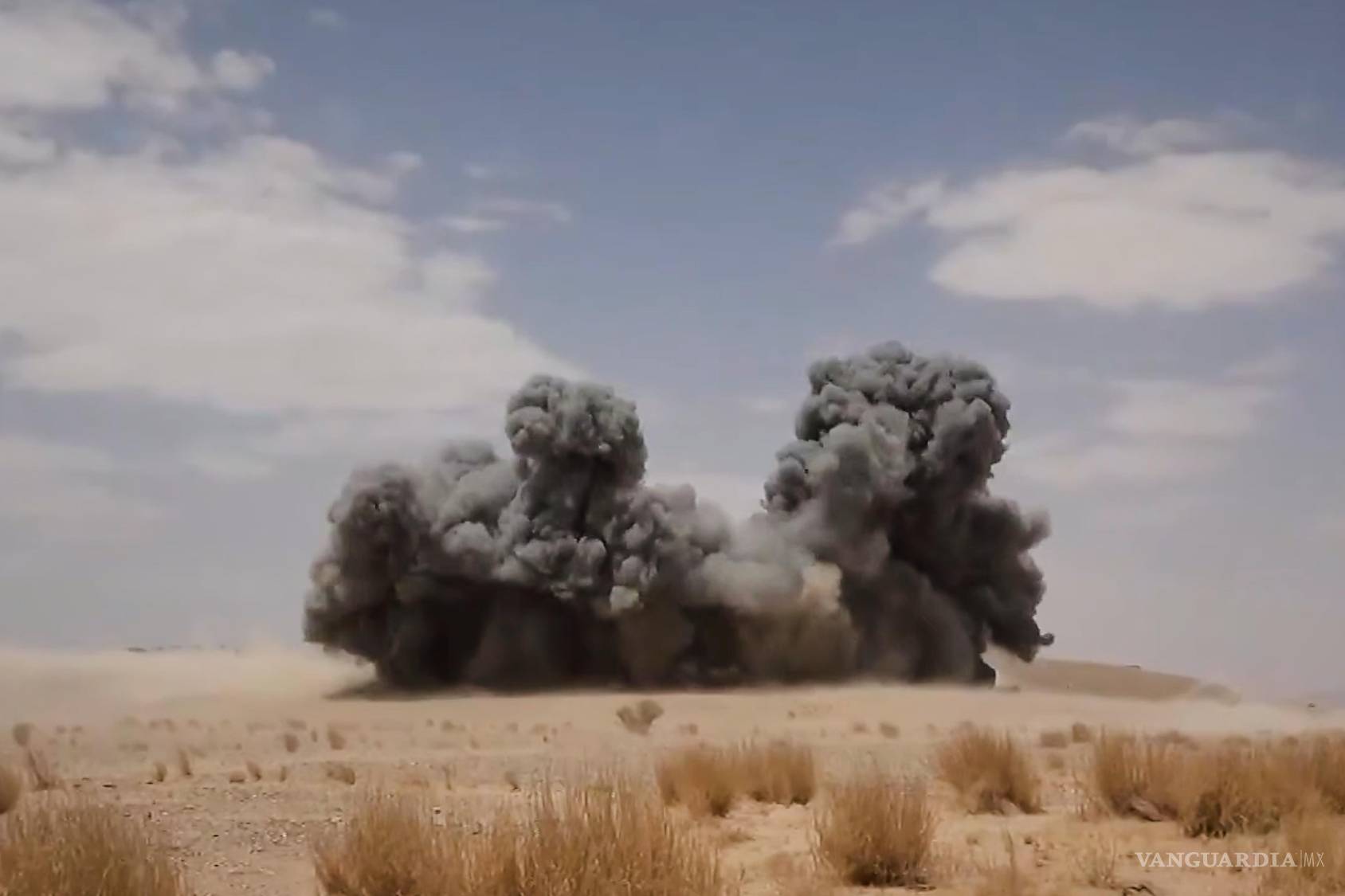 $!El humo de una explosión después de lo que los hutíes dijeron fue un ataque contra fuerzas respaldadas por Arabia Saudí en la provincia de Jawf, en el este de Yemen.