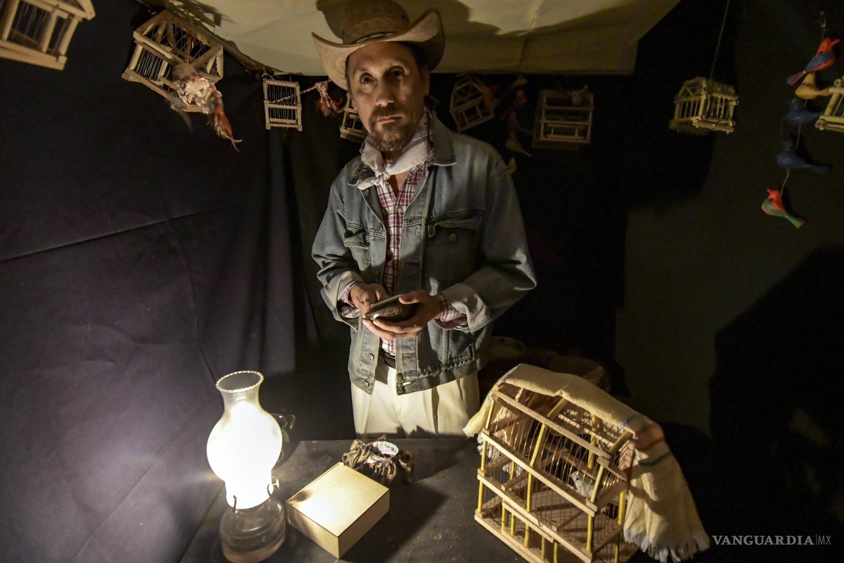 $!Un espectador, un personaje: ‘Ausencias’ la íntima obra de teatro que se estrena en Saltillo