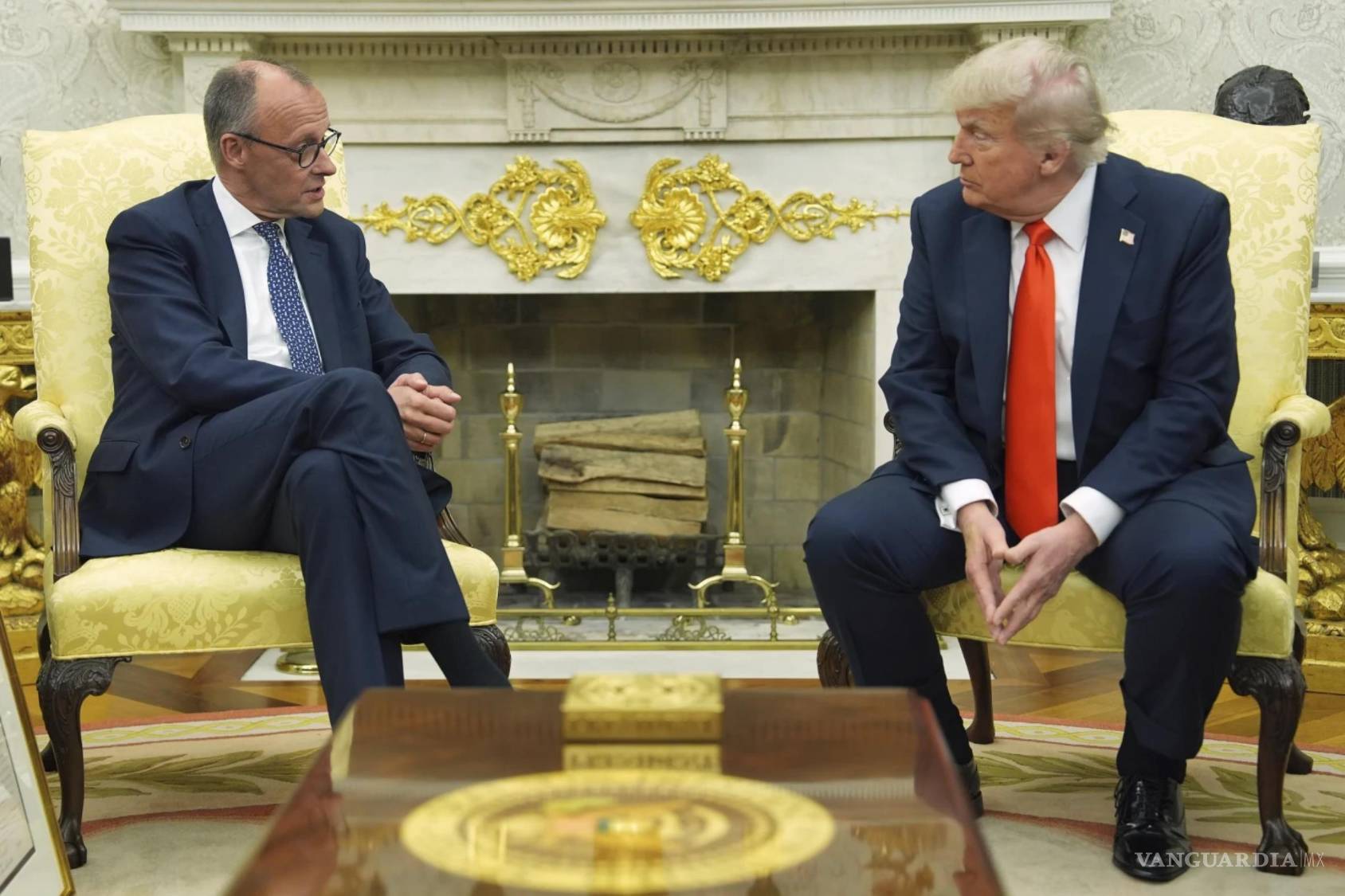 $!El presidente Donald Trump se reúne con el canciller alemán Friedrich Merz en el Despacho Oval de la Casa Blanca, el martes 3 de marzo de 2026, en Washington.