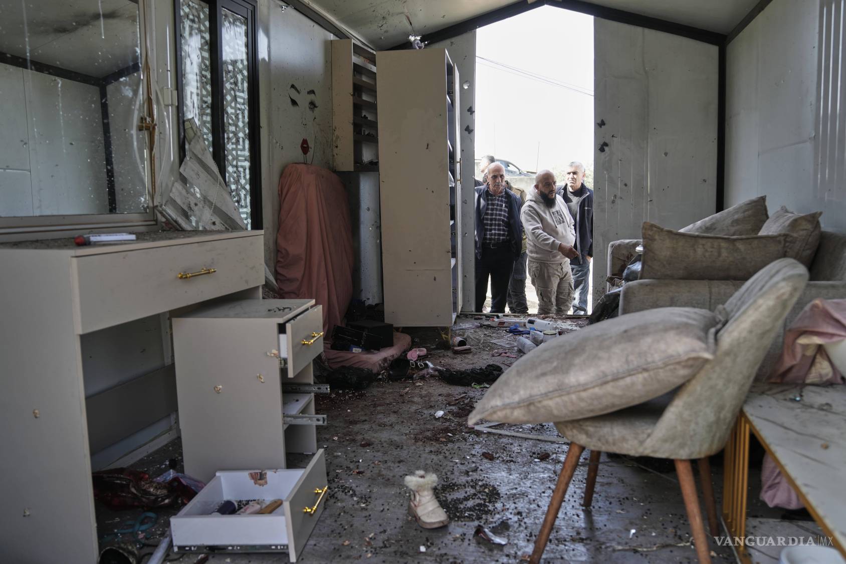 $!Palestinos inspeccionan los daños en un salón de belleza tras un mortal ataque iraní en la aldea cisjordania de Beit Awa, cerca de Hebrón.