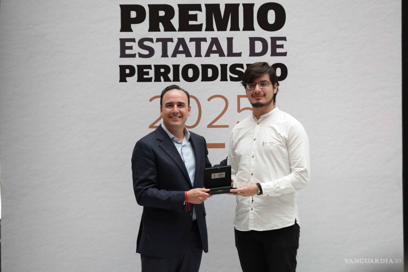 $!Mauro Marines, editor y reportero cultural de VANGUARDIA recibió de manos del Gobernador el Premio Estatal de Periodismo.