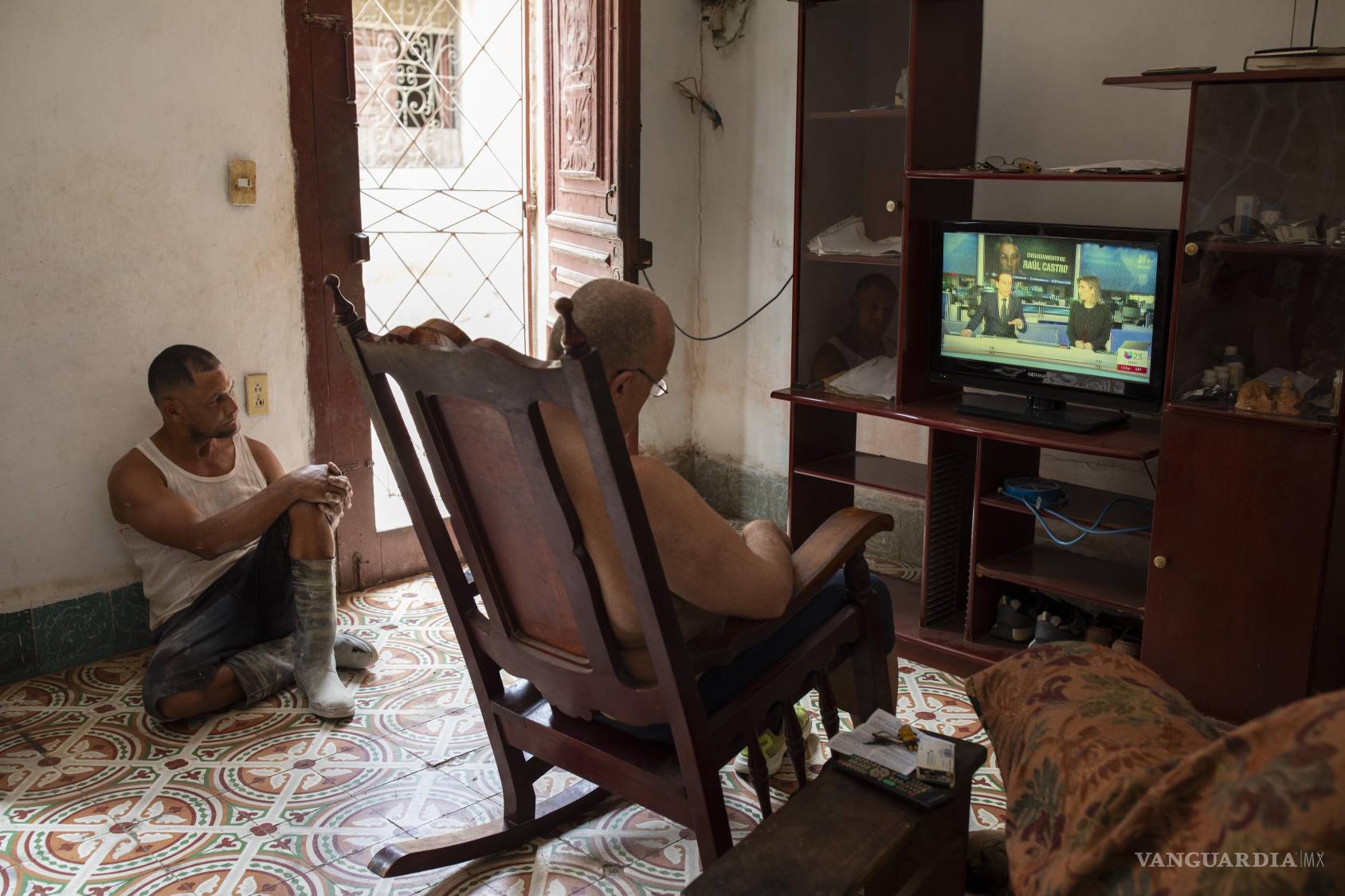 $!A pesar de los prolongados cortes de electricidad, los cubanos buscan alternativas comunitarias para mantener activas sus dinámicas diarias.