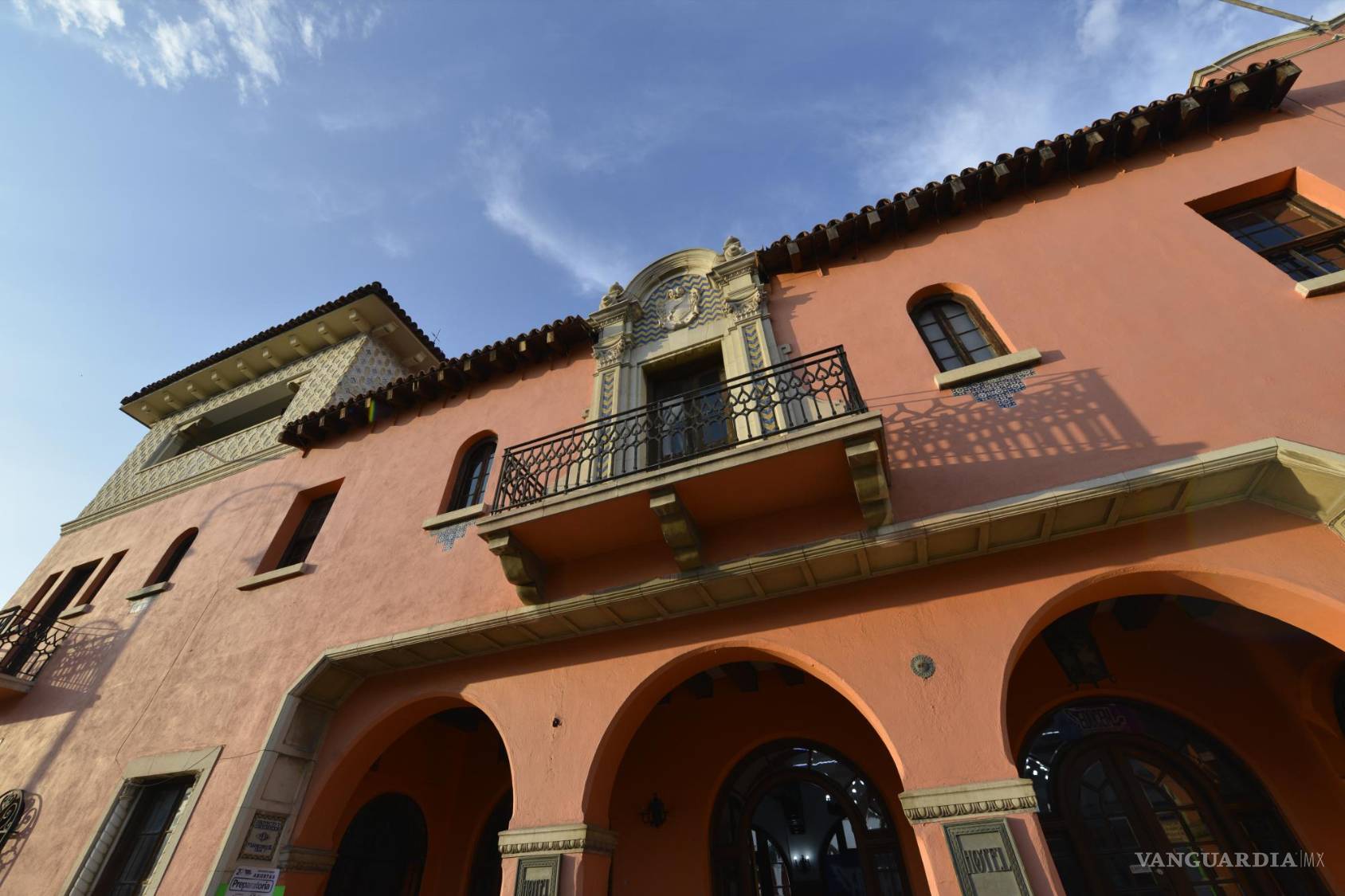 $!En la fachada se mantiene una placa de cuando fue hotel.