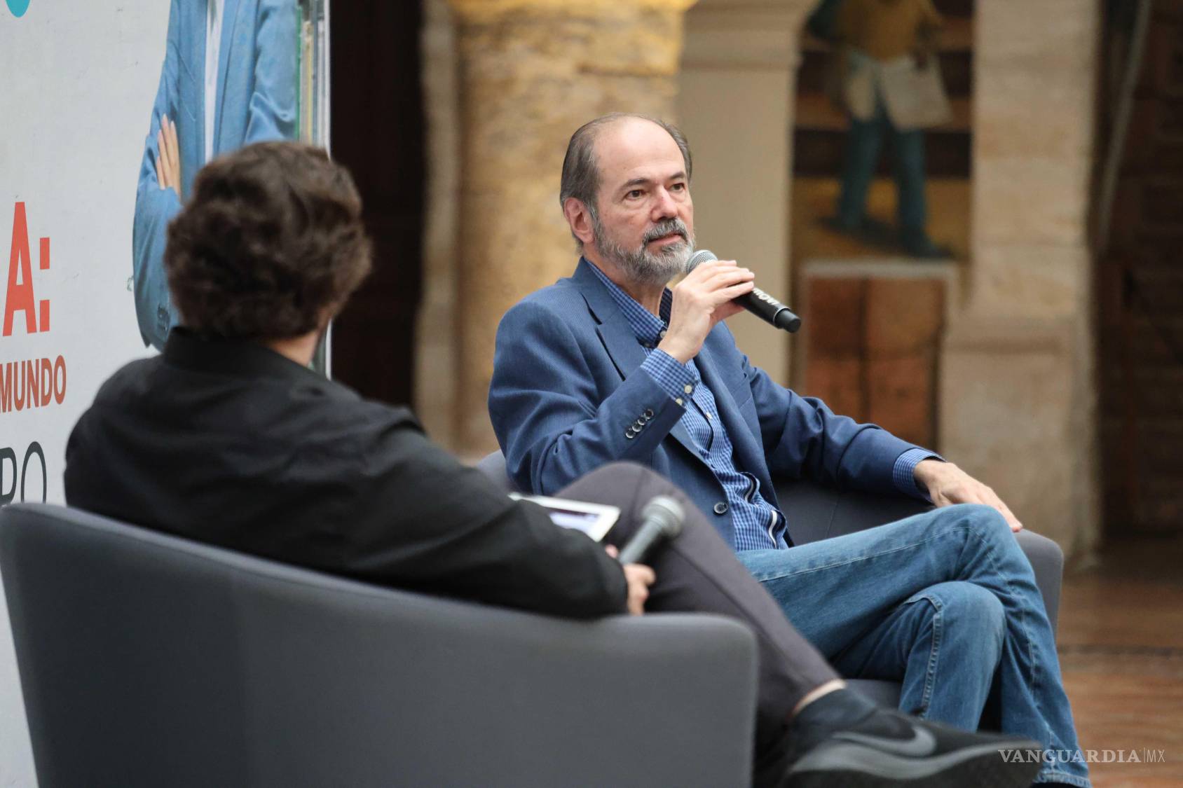 $!Juan Villoro participó en una charla sobre fútbol.