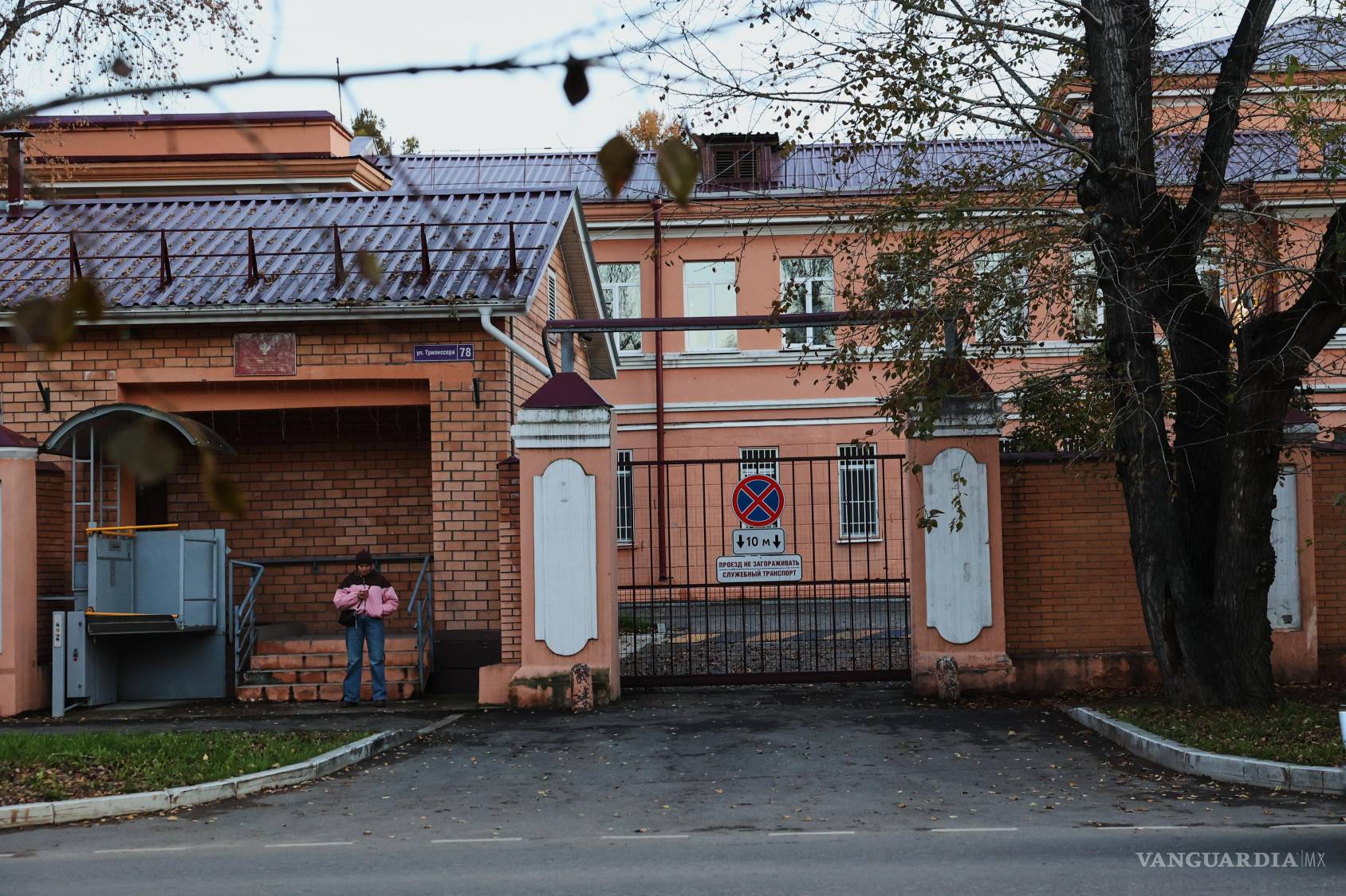 $!Un peatón se encuentra en el edificio del Instituto de Investigación Anti-Plaga de Irkutsk de Siberia y el Lejano Oriente en Irkutsk, Rusia.