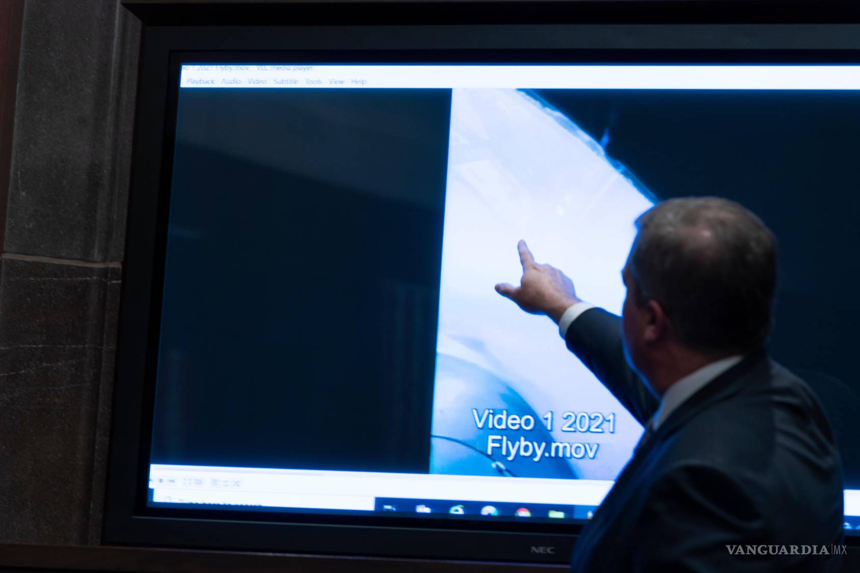 $!El subdirector de Inteligencia Naval, Scott Bray, señala una imagen de vídeo de un UAP enuna audiencia de la Cámara de Representantes el 17 de mayo de 2022.