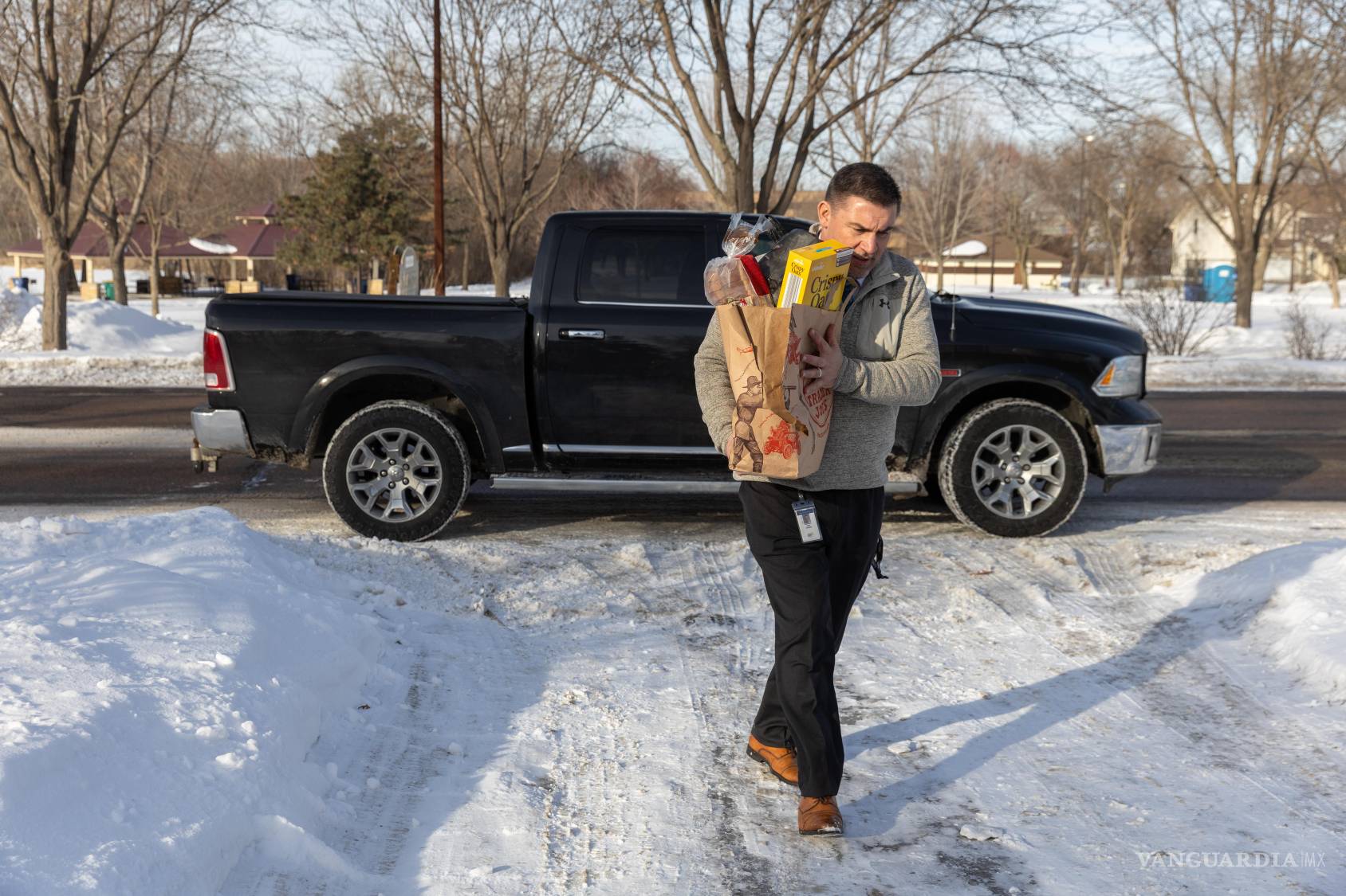$!El director de la Escuela Primaria Valley View, Jason Kuhlman, entrega donaciones de alimentos a familias de la escuela en Columbia Heights, Minnesota.