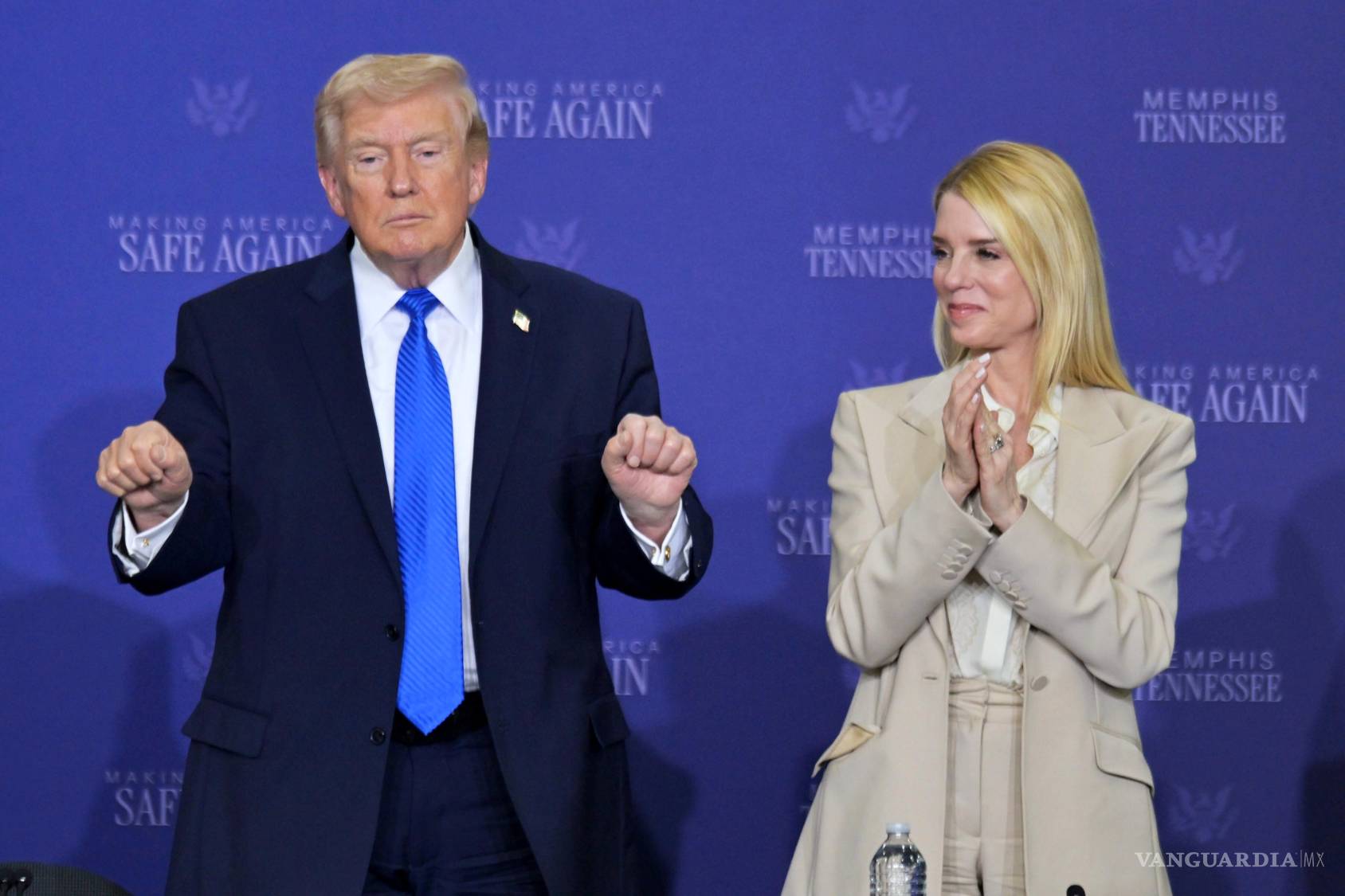 $!El presidente Donald Trump y la fiscal general Pam Bondi, en una mesa redonda sobre seguridad pública en una base de la Guardia Nacional Aérea de Tennessee.