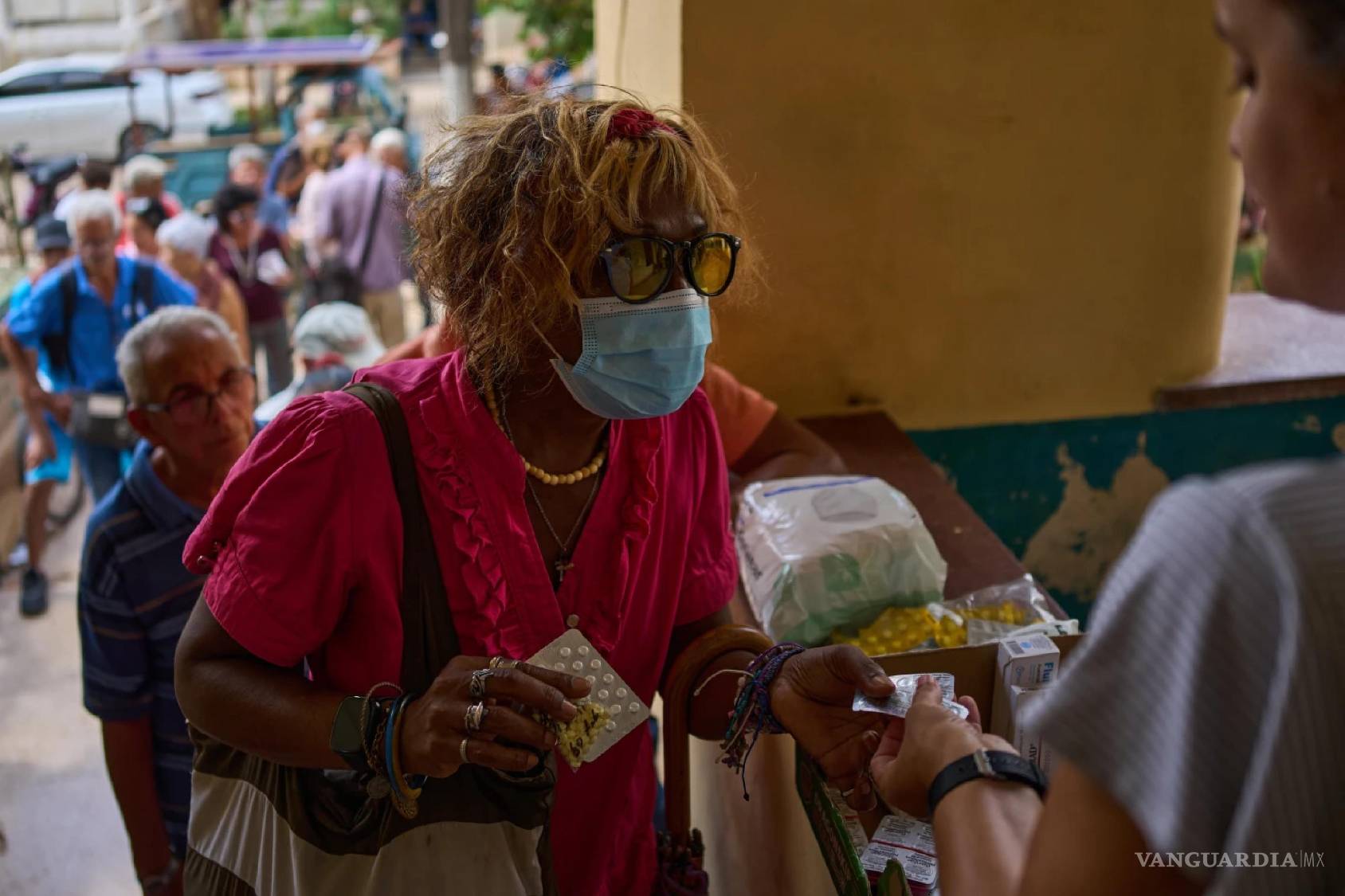 $!Una mujer recibe medicamentos distribuidos a través del proyecto comunitario “Los medicamentos no están a la venta” en La Habana, Cuba.