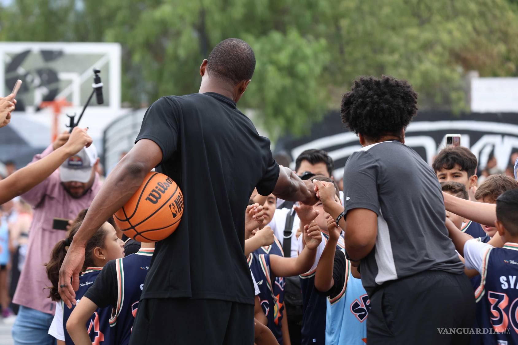 $!Harrison Barnes convivió con decenas de familias en la colonia Mirasierra tras inaugurar la plaza.