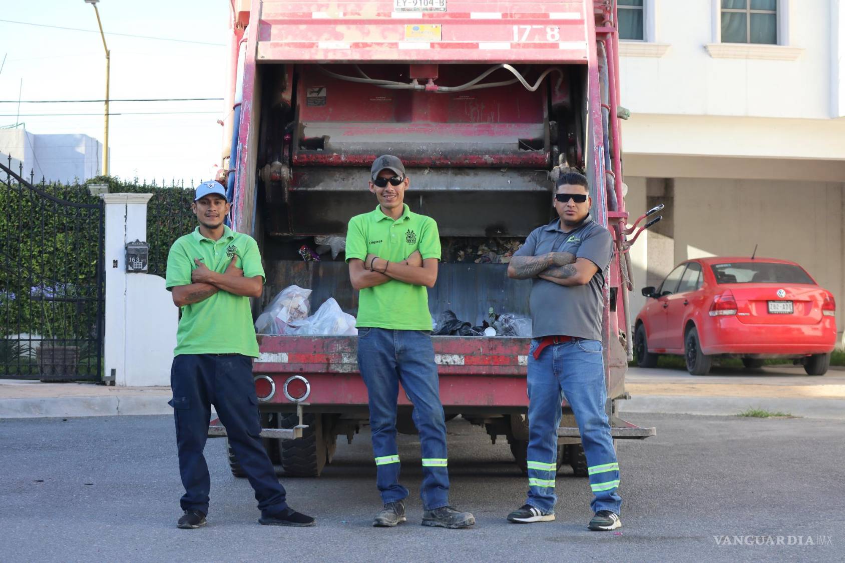 $!El llamado de los recolectores: bolsas resistentes y consideración al desechar basura.
