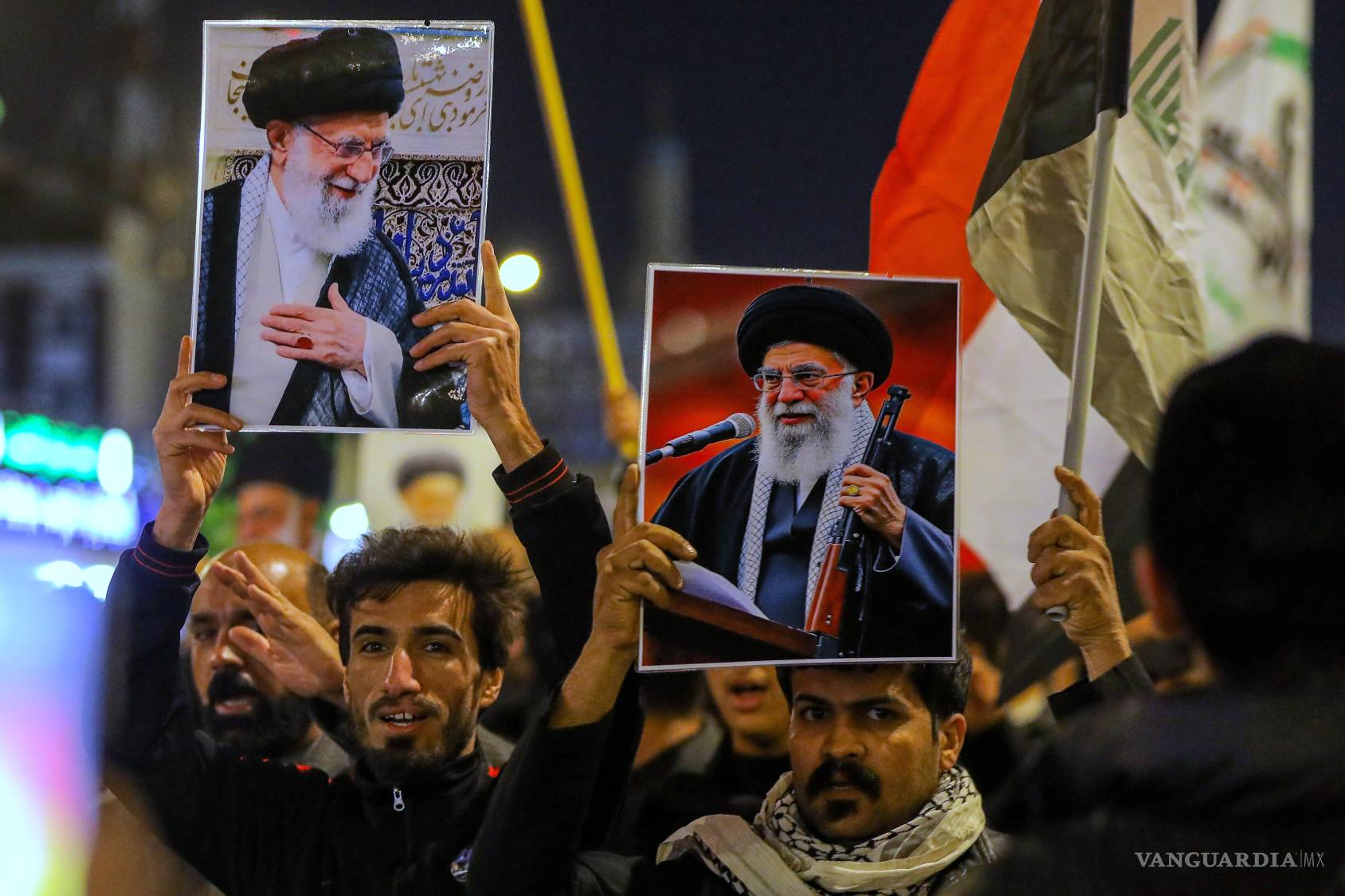 $!Chiíes iraquíes sostienen imágenes del líder supremo iraní, el ayatolá Alí Jamenei, que murió por un ataque estadounidense en Teherán, en Najaf, Irak.