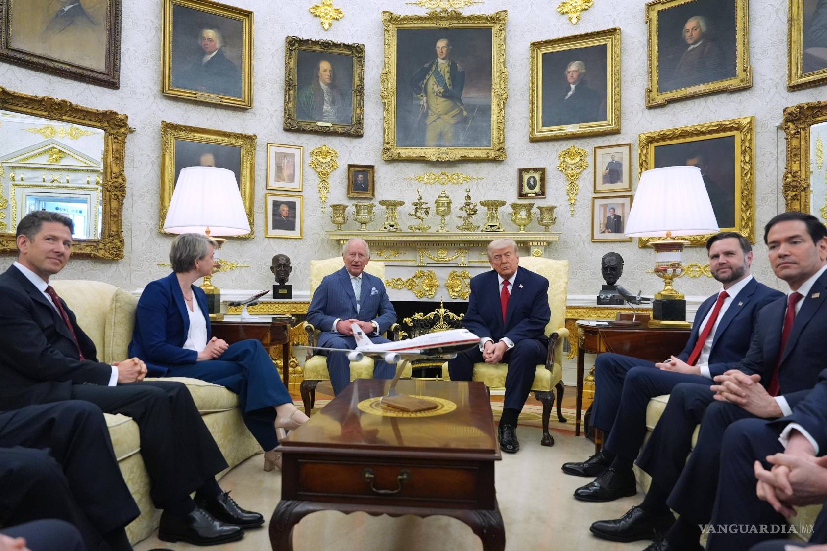 $!El presidente Donald Trump y el rey Carlos III de Gran Bretaña se reunieron en el Despacho Oval de la Casa Blanca el martes 28 de abril de 2026 en Washington.