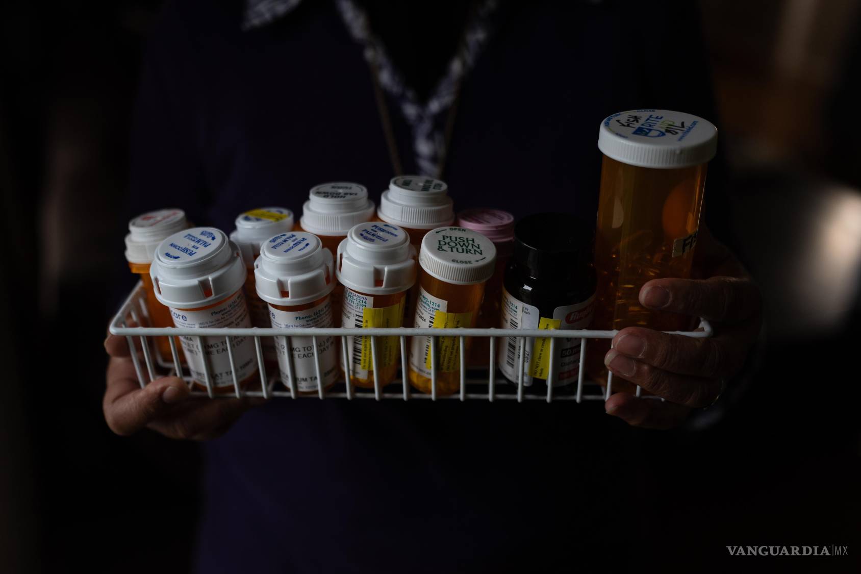 $!Masuma Khan que estuvo detenida en un centro de detención de inmigrantes en California City el año anterior, sostiene los medicamentos que toma a diario.