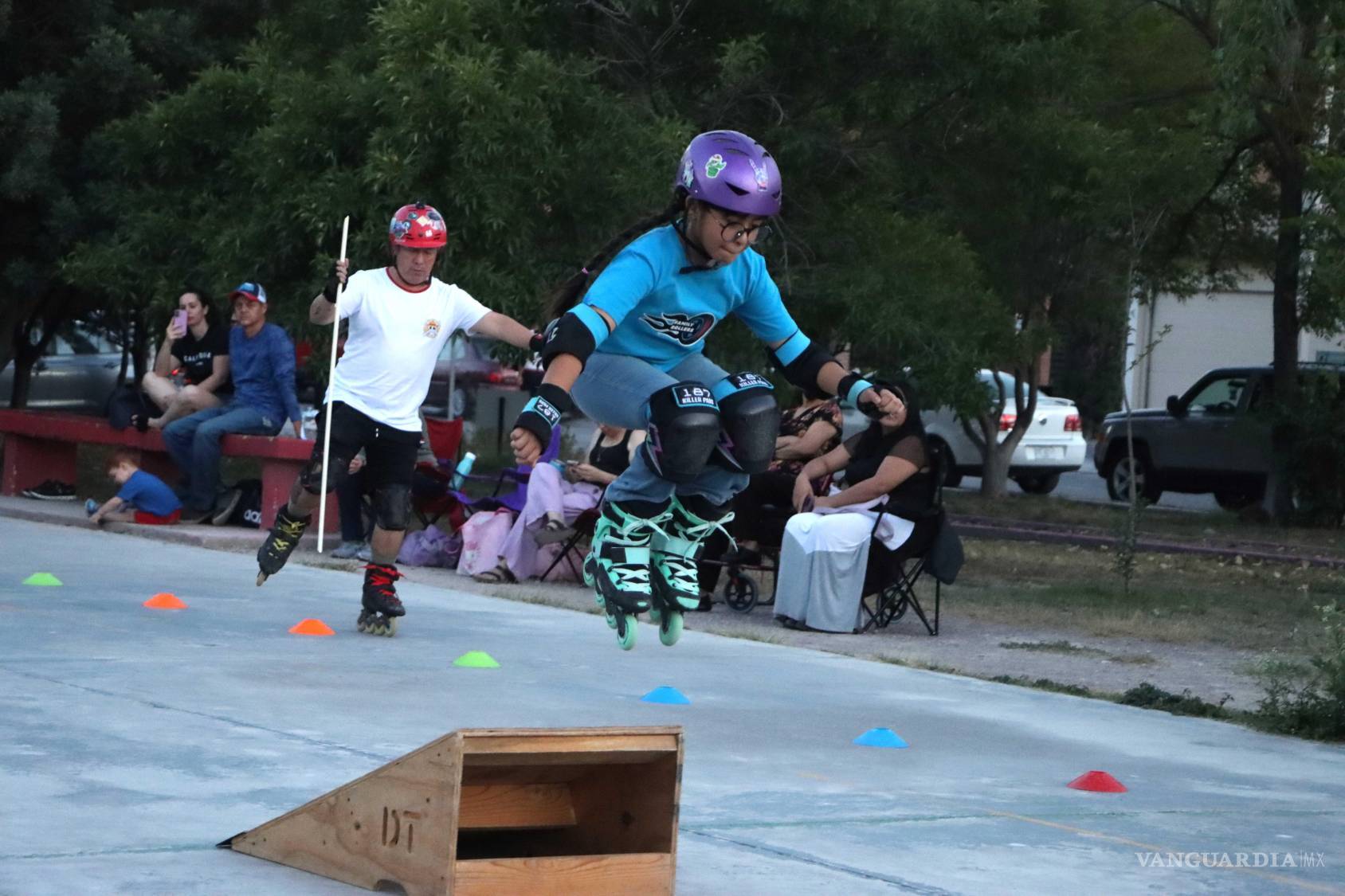 $!Niños y adultos participan en actividades de Slalom, salto, velocidad, skate cross y downhill, aprendiendo nuevas técnicas sobre patines.