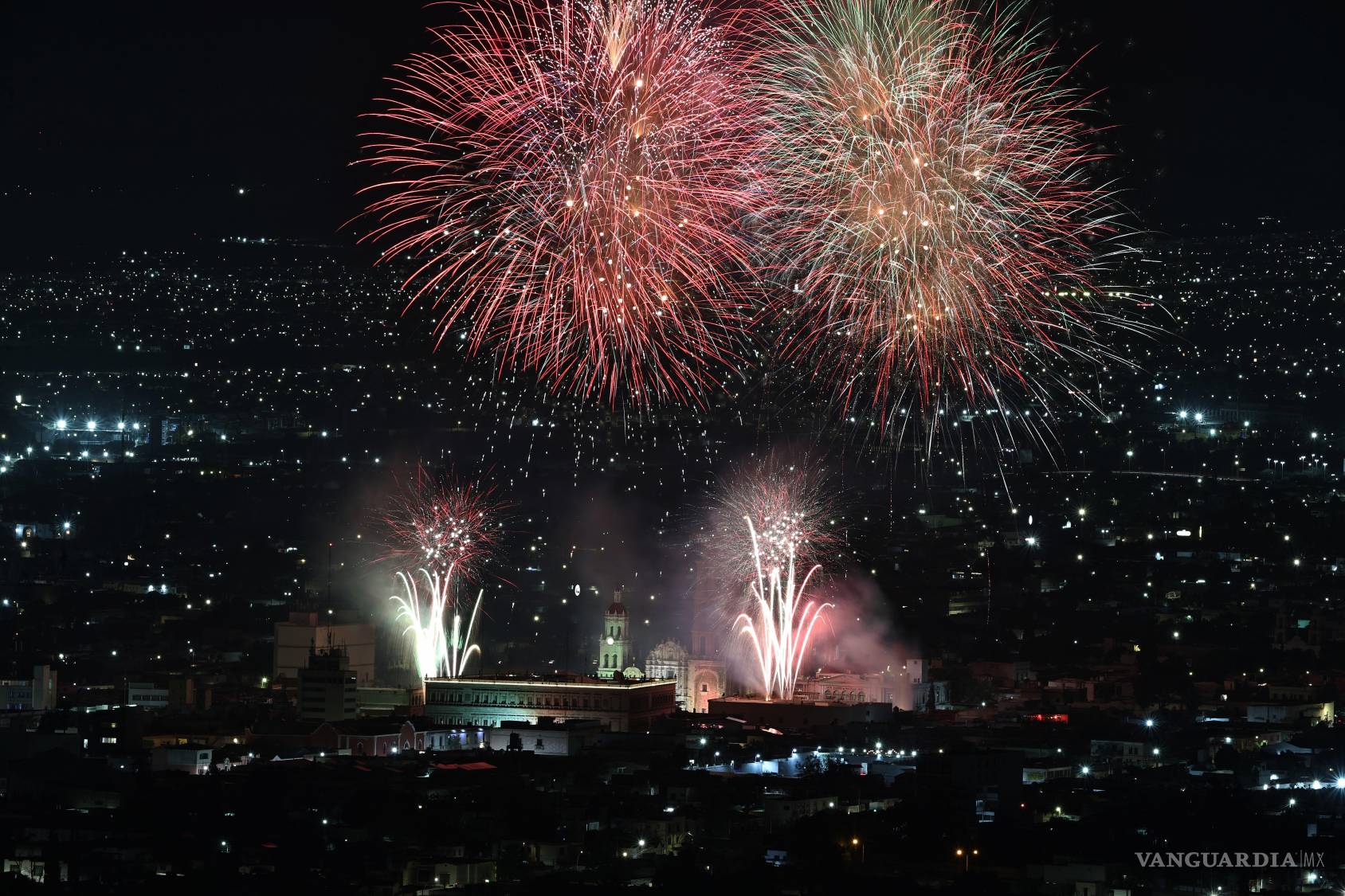 $!El espectáculo de pirotecnia por el Grito de Independencia en Saltillo.