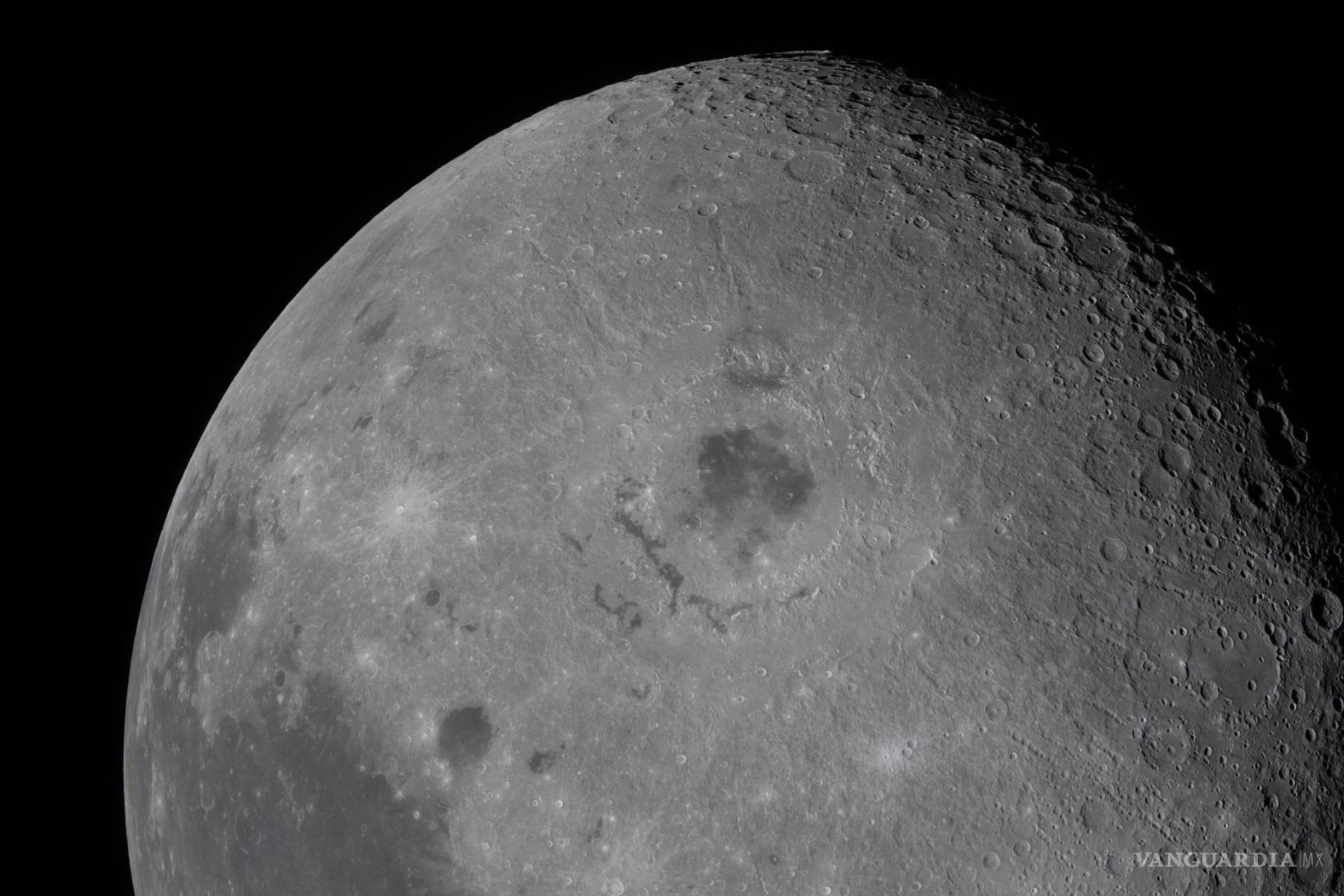 $!En esta vista de la Luna, tomada justo antes de que comenzara su período de observación, se aprecia la cuenca Orientale en el centro, con una mancha negra de lava antigua que atravesó la corteza lunar en una erupción hace miles de millones de años.