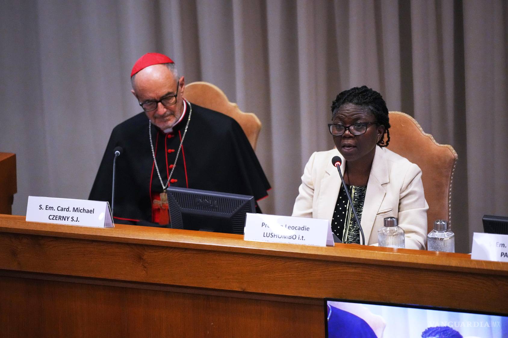 $!El cardenal Michael Czerny, prefecto del Dicasterio para el Servicio del Desarrollo Humano Integral, escucha a la teóloga Leocadie Lushombo en el Vaticano.